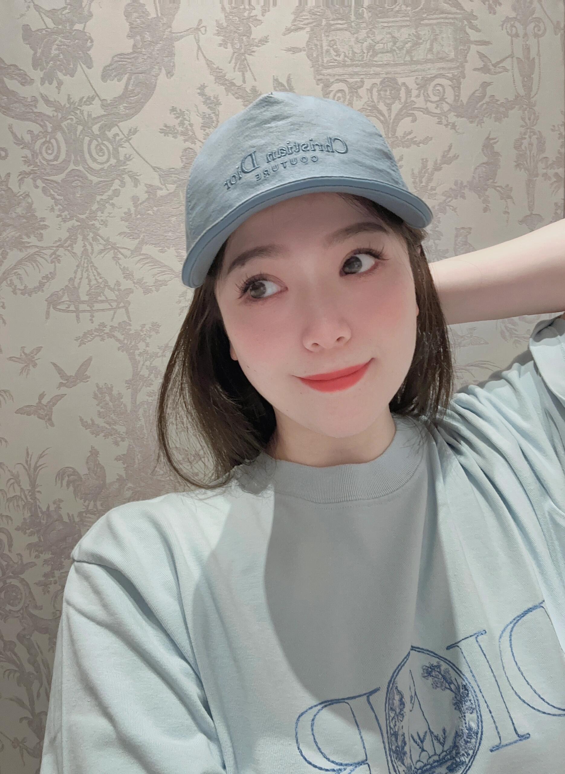 。Dior 刺绣小猫圆领短袖
面料：采用26织双纱面料，面料布匹洗水后为260克，罗文搭配1*1配套32