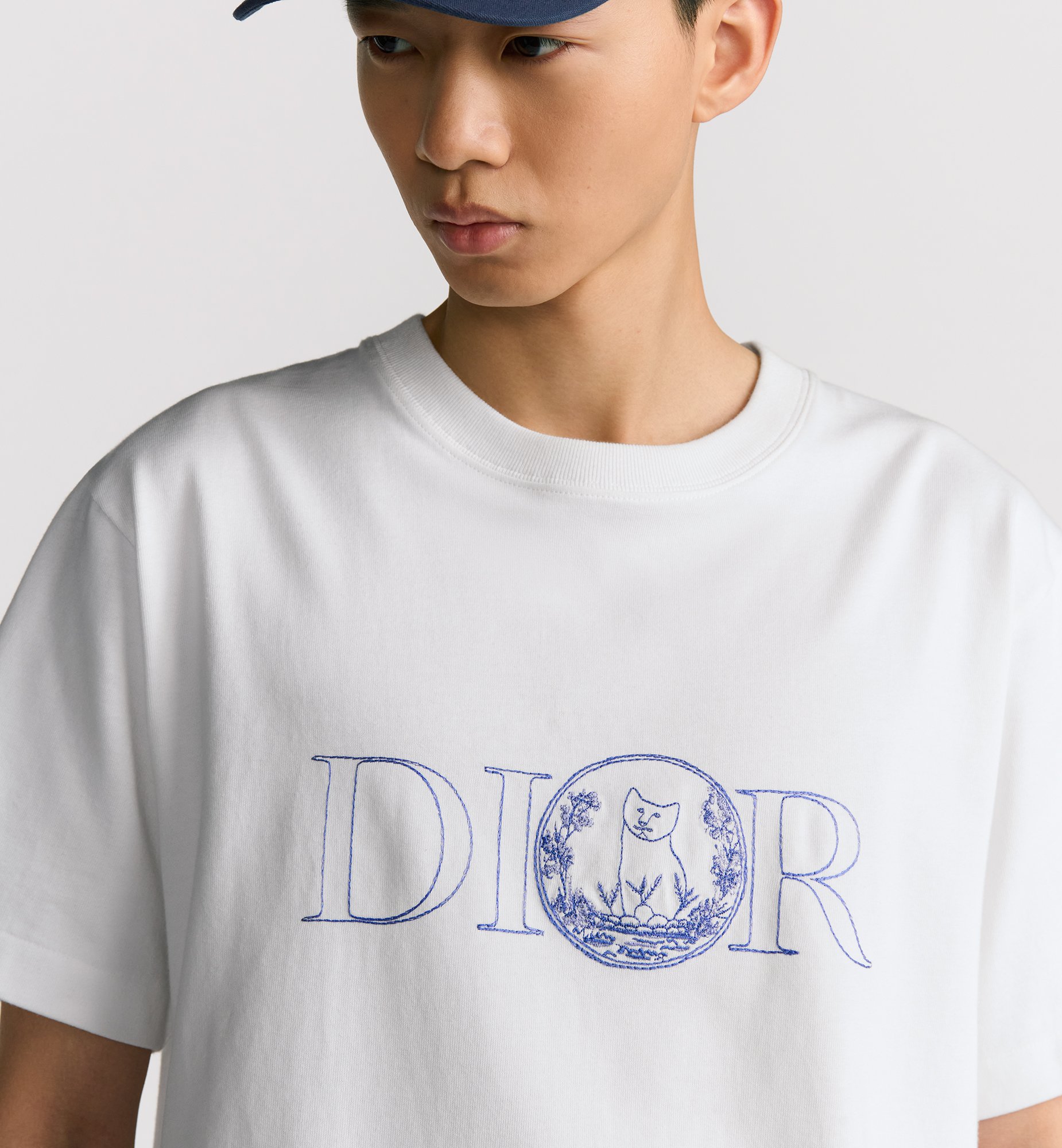 。Dior 刺绣小猫圆领短袖
面料：采用26织双纱面料，面料布匹洗水后为260克，罗文搭配1*1配套32