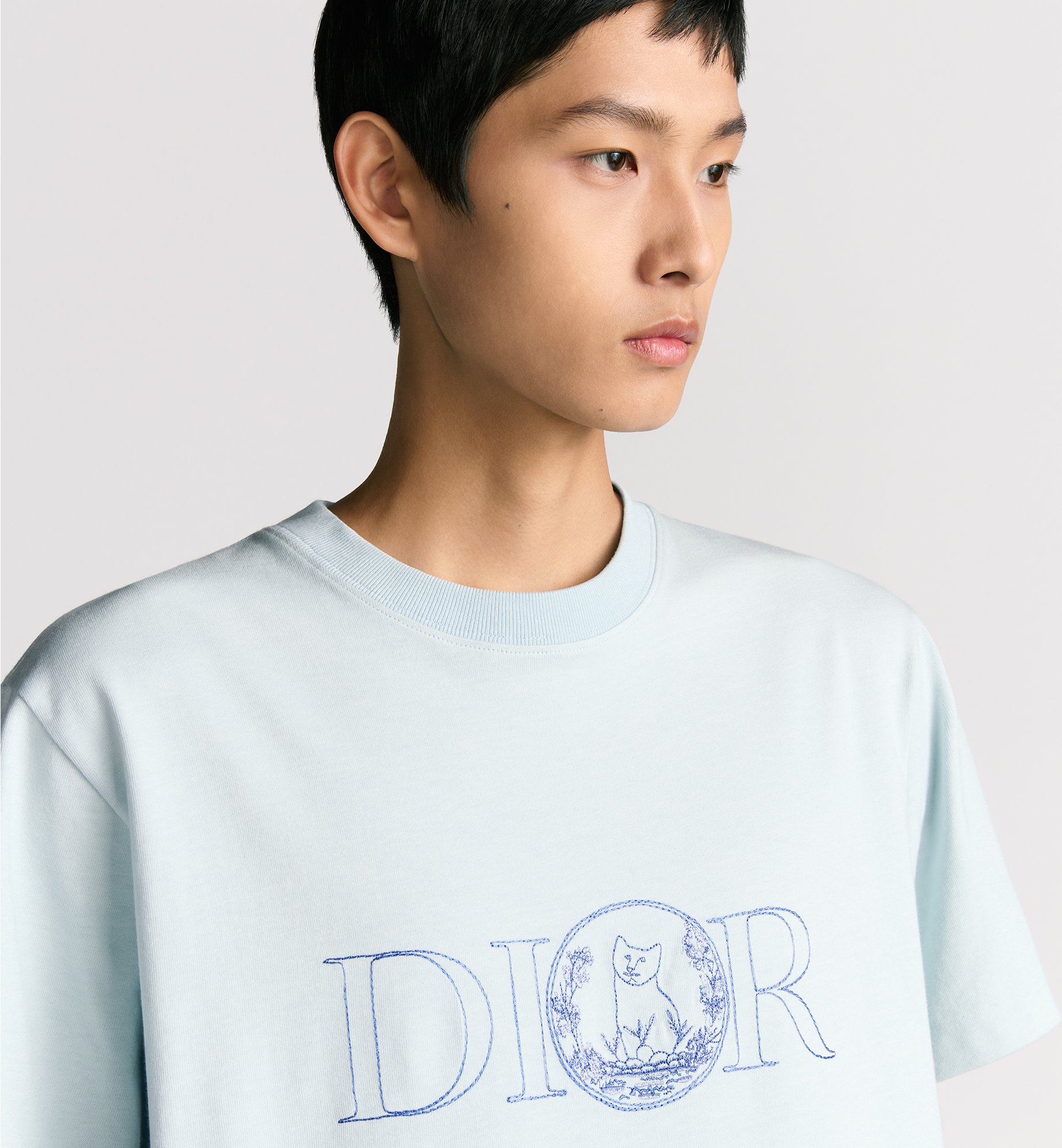 。Dior 刺绣小猫圆领短袖
面料：采用26织双纱面料，面料布匹洗水后为260克，罗文搭配1*1配套32