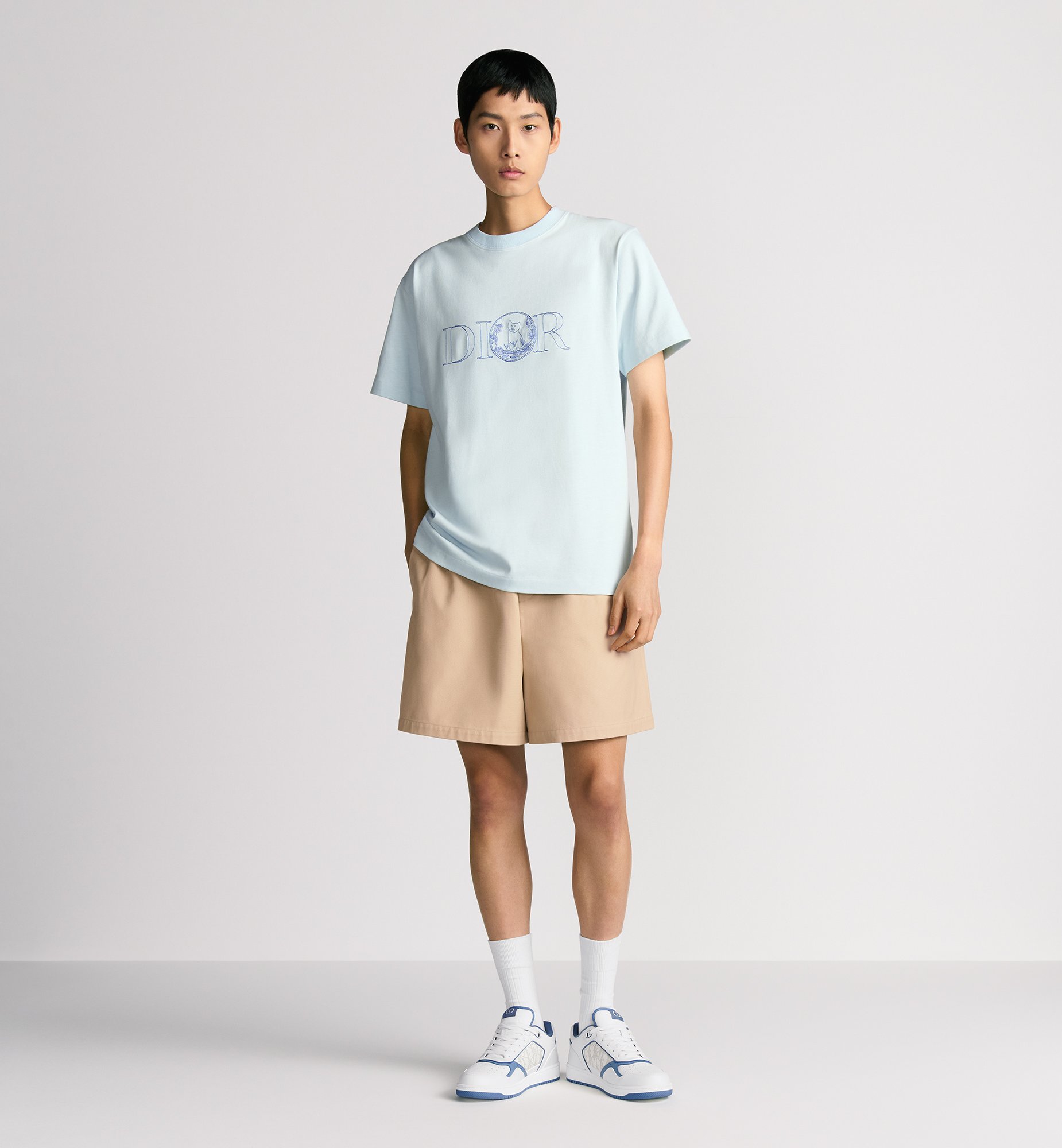 。Dior 刺绣小猫圆领短袖
面料：采用26织双纱面料，面料布匹洗水后为260克，罗文搭配1*1配套32