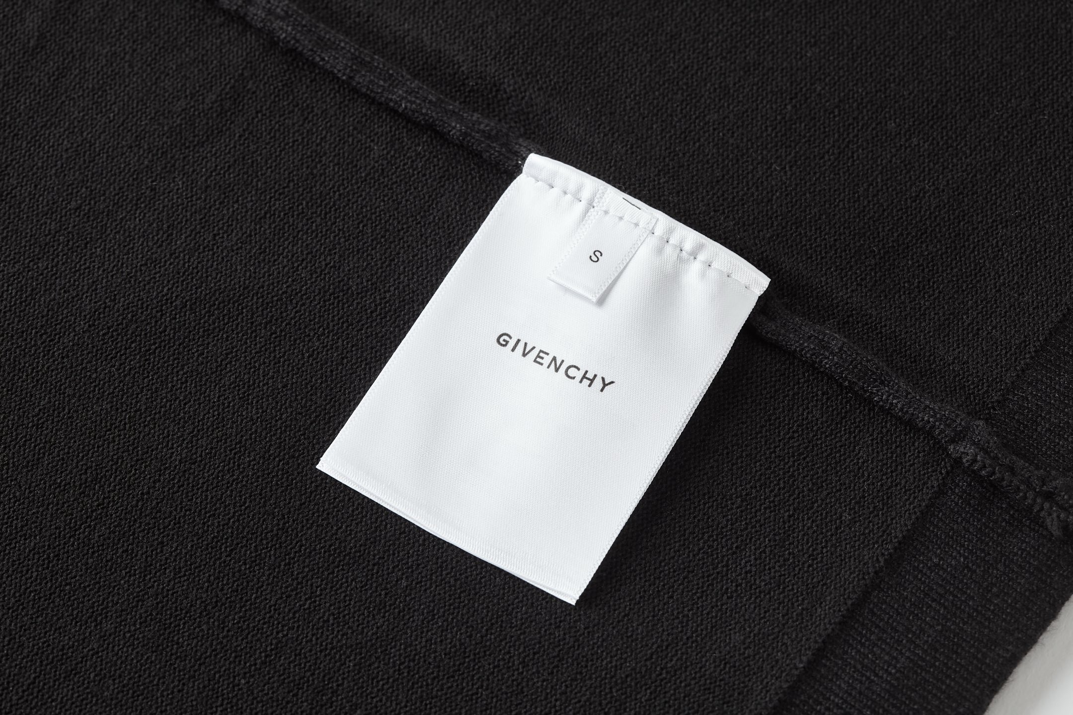 。Givenchy 纪梵希HG签名提花针织衫
面料：采用50支纯棉毛纱，16针进口细针织出，成衣效果轻薄