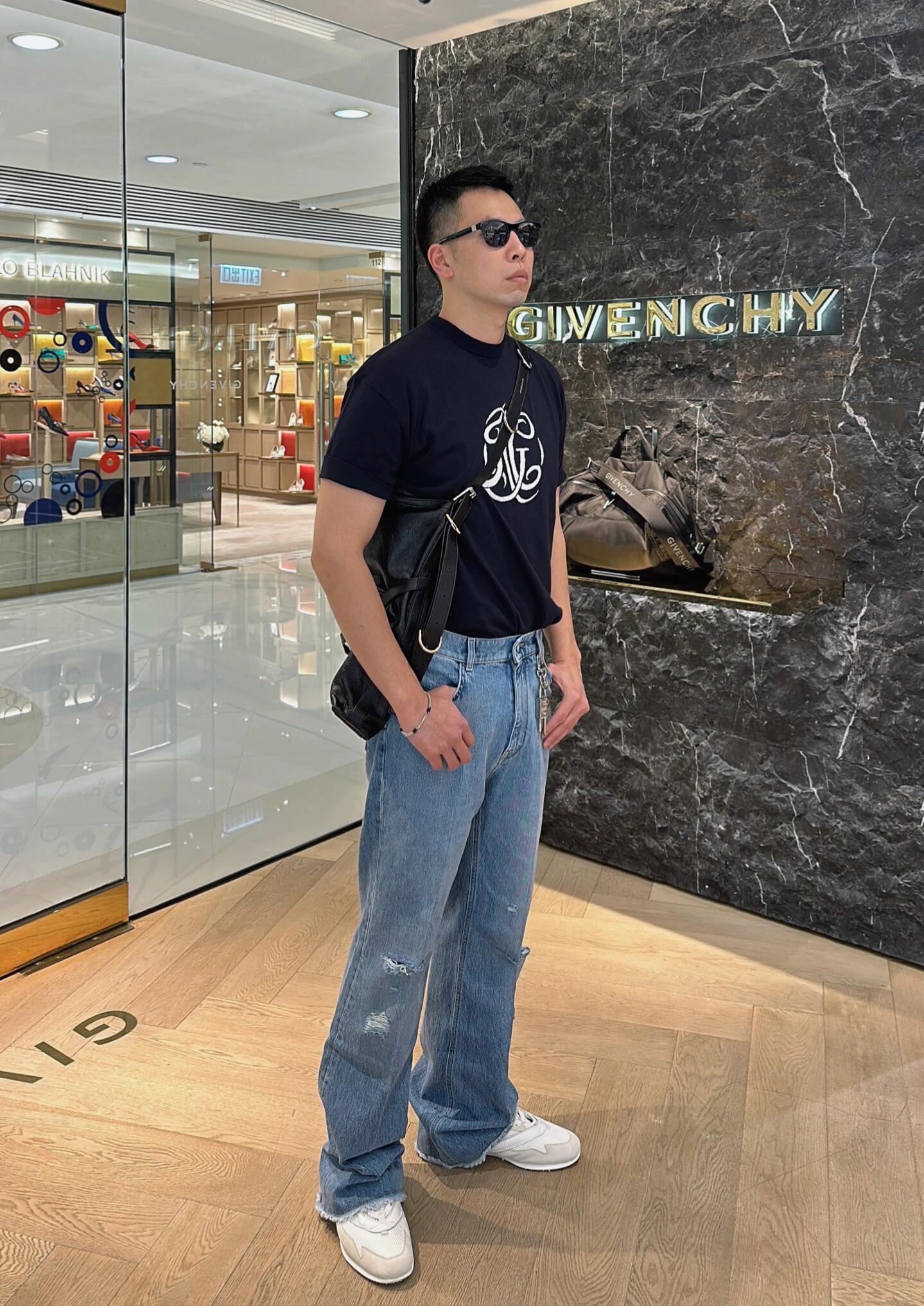 。Givenchy 纪梵希HG签名提花针织衫
面料：采用50支纯棉毛纱，16针进口细针织出，成衣效果轻薄