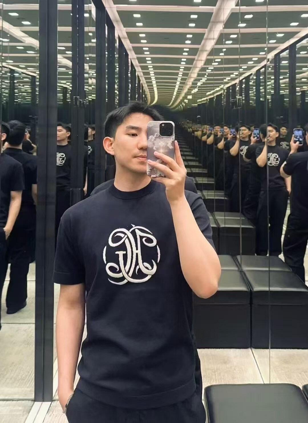 。Givenchy 纪梵希HG签名提花针织衫
面料：采用50支纯棉毛纱，16针进口细针织出，成衣效果轻薄