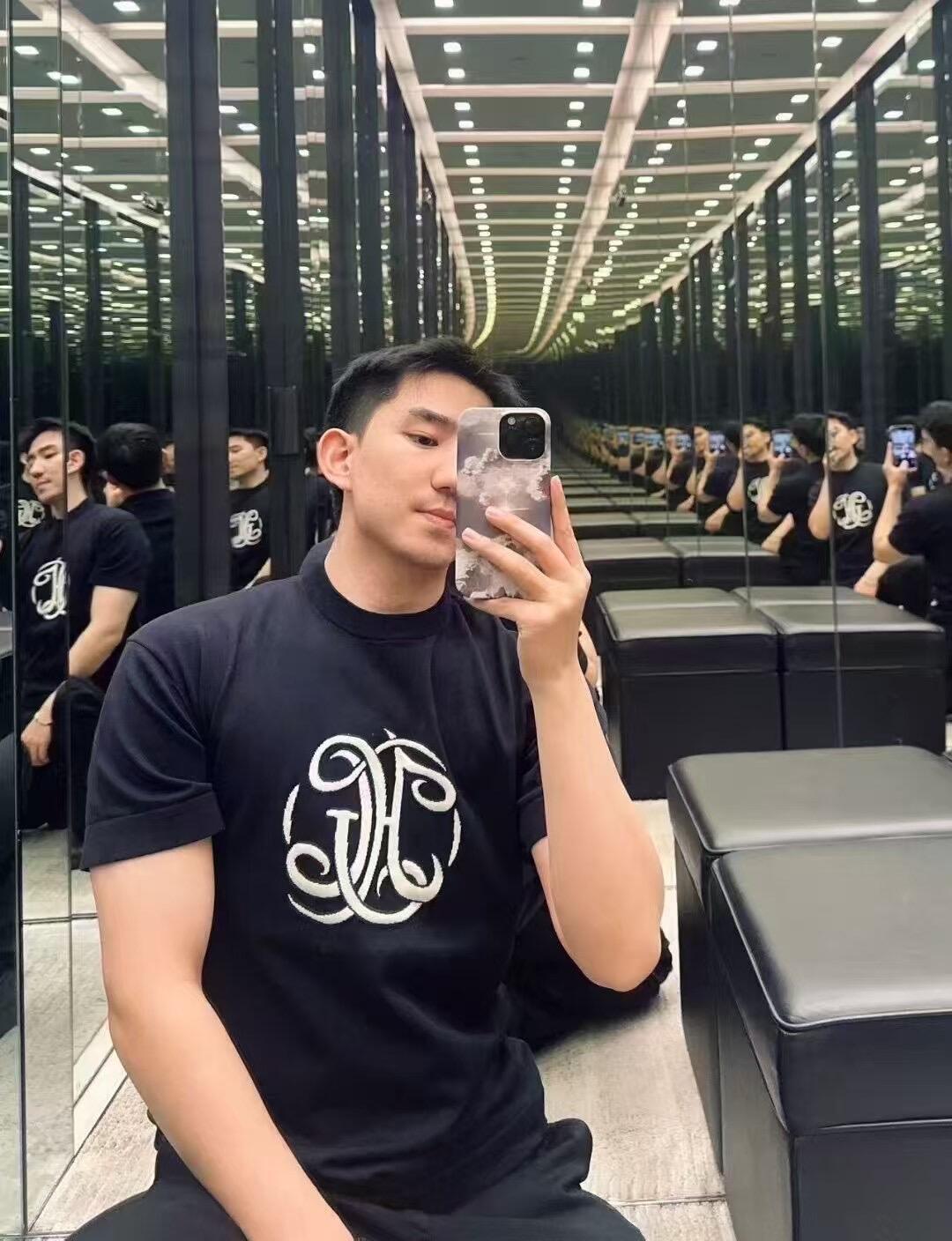 。Givenchy 纪梵希HG签名提花针织衫
面料：采用50支纯棉毛纱，16针进口细针织出，成衣效果轻薄