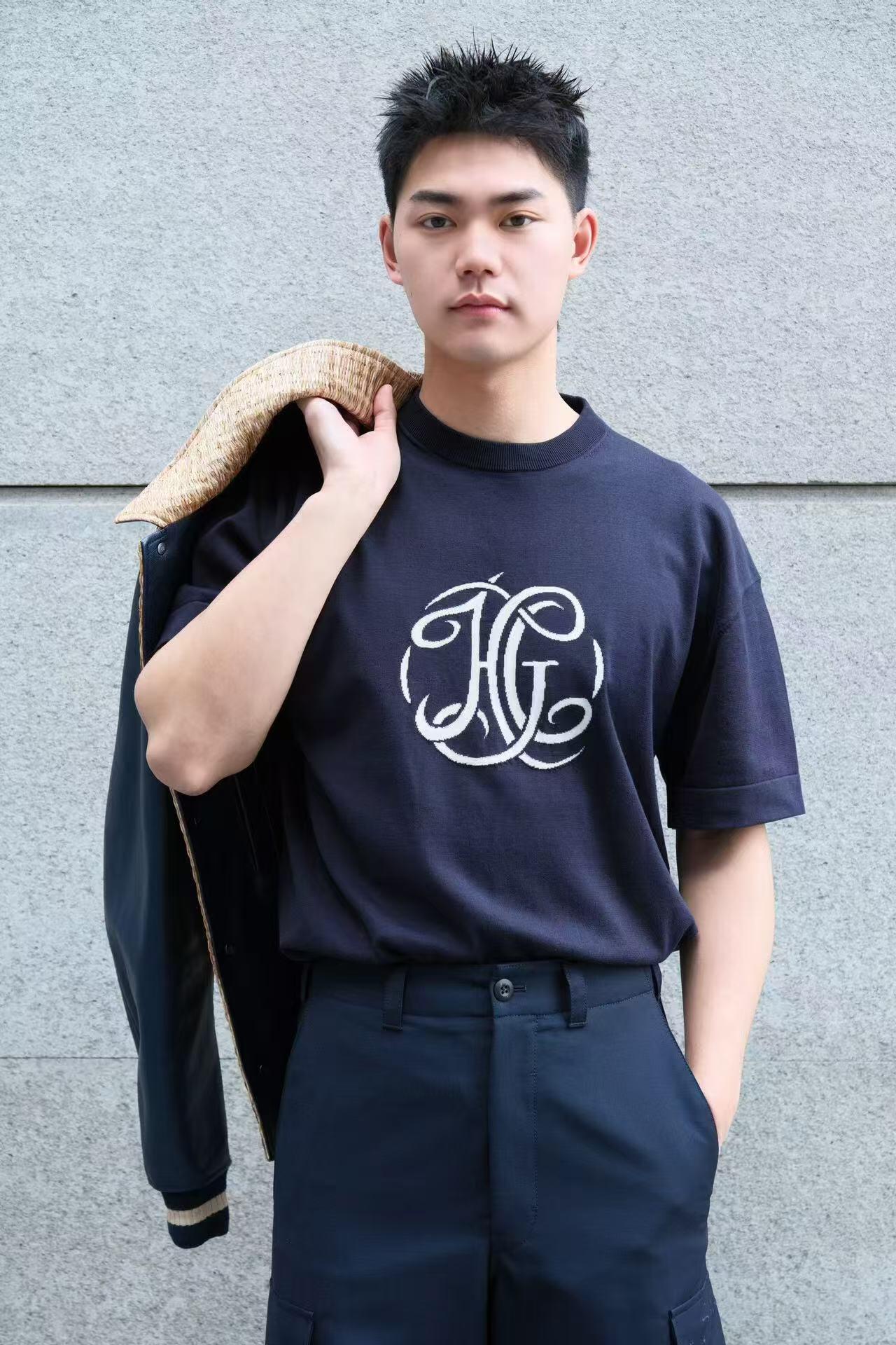 。Givenchy 纪梵希HG签名提花针织衫
面料：采用50支纯棉毛纱，16针进口细针织出，成衣效果轻薄