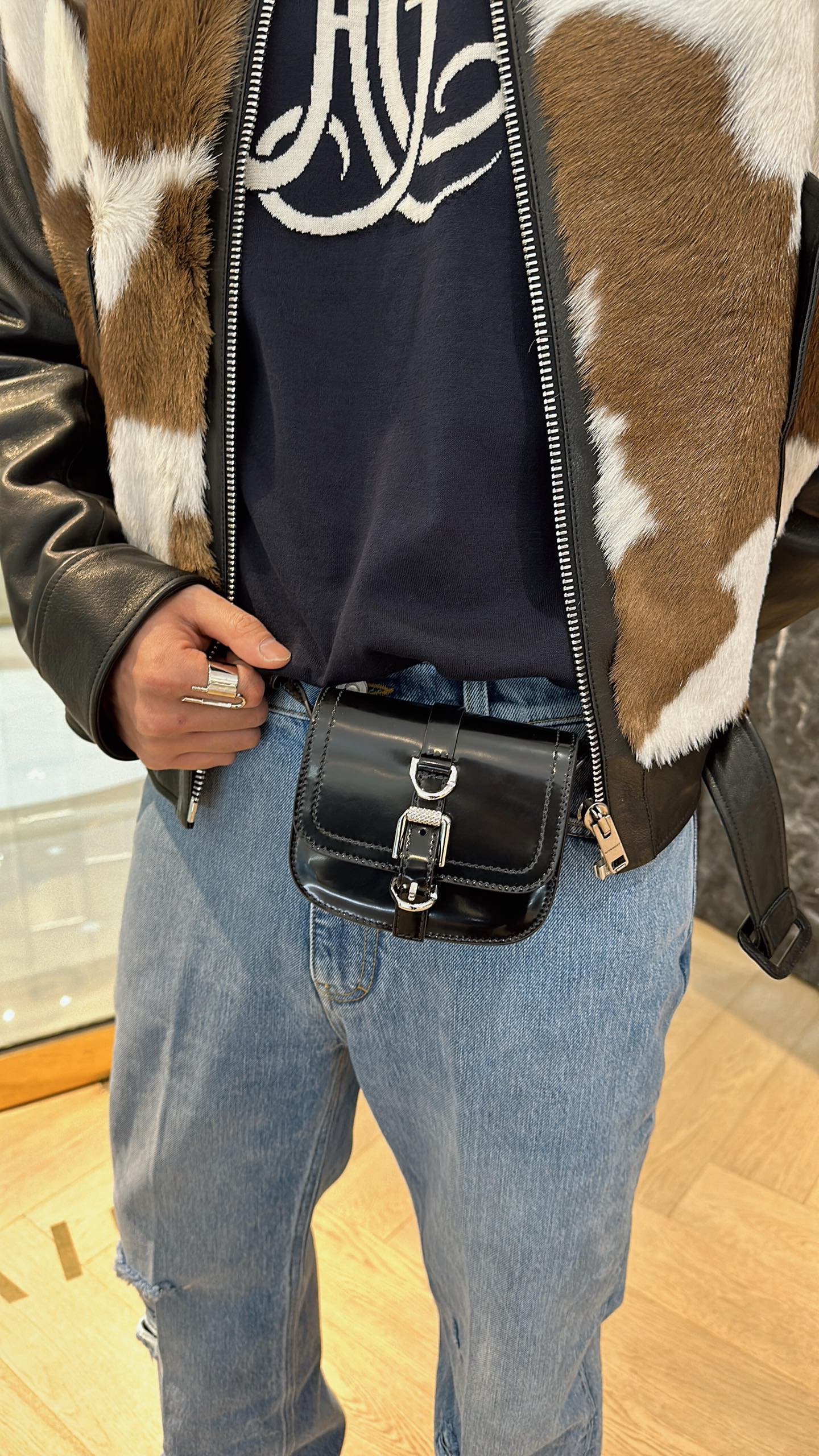 。Givenchy 纪梵希HG签名提花针织衫
面料：采用50支纯棉毛纱，16针进口细针织出，成衣效果轻薄