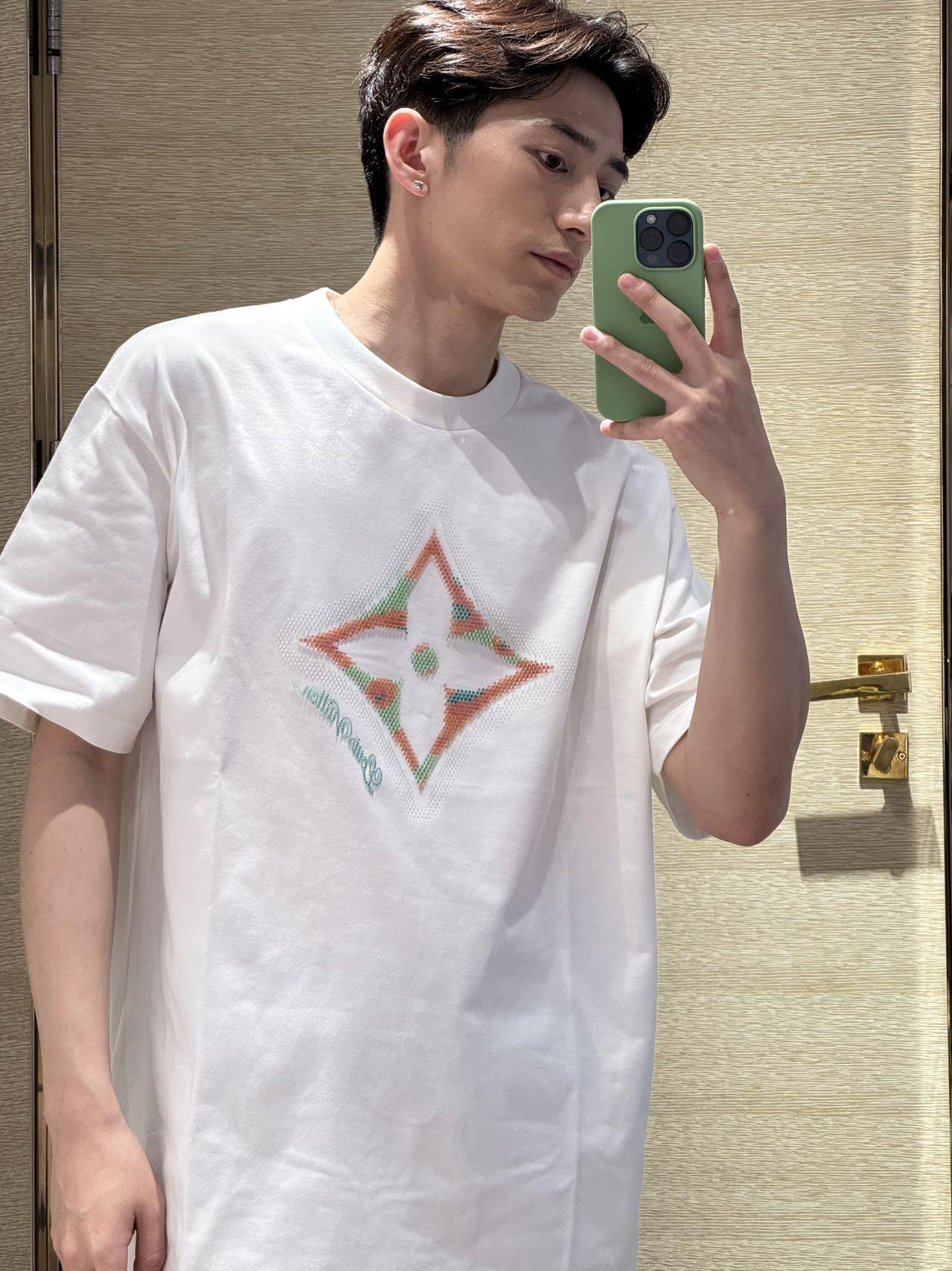 。LOUIS VUITTON 花卉3D标识烫珠短袖
面料：采用32支双面料，面料为精梳新疆棉地织，布匹洗