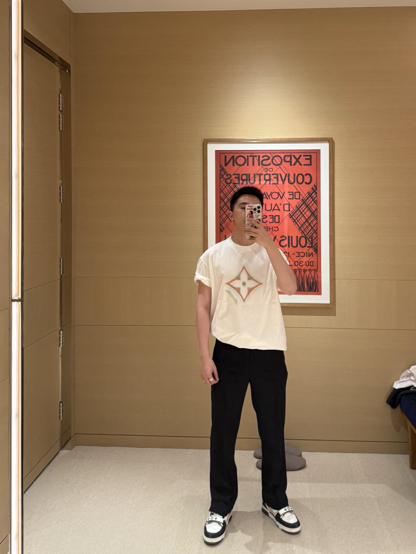 。LOUIS VUITTON 花卉3D标识烫珠短袖
面料：采用32支双面料，面料为精梳新疆棉地织，布匹洗