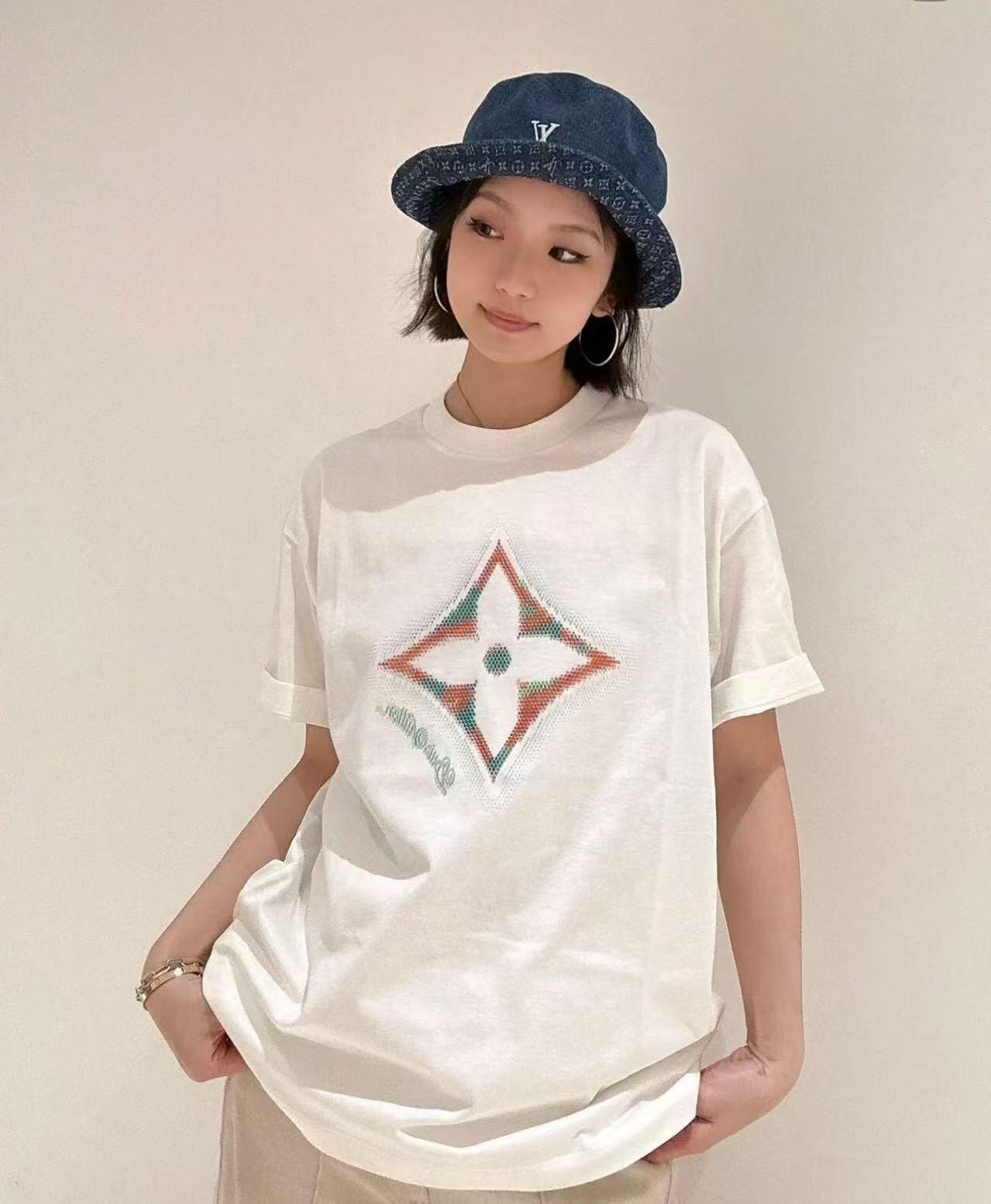 。LOUIS VUITTON 花卉3D标识烫珠短袖
面料：采用32支双面料，面料为精梳新疆棉地织，布匹洗