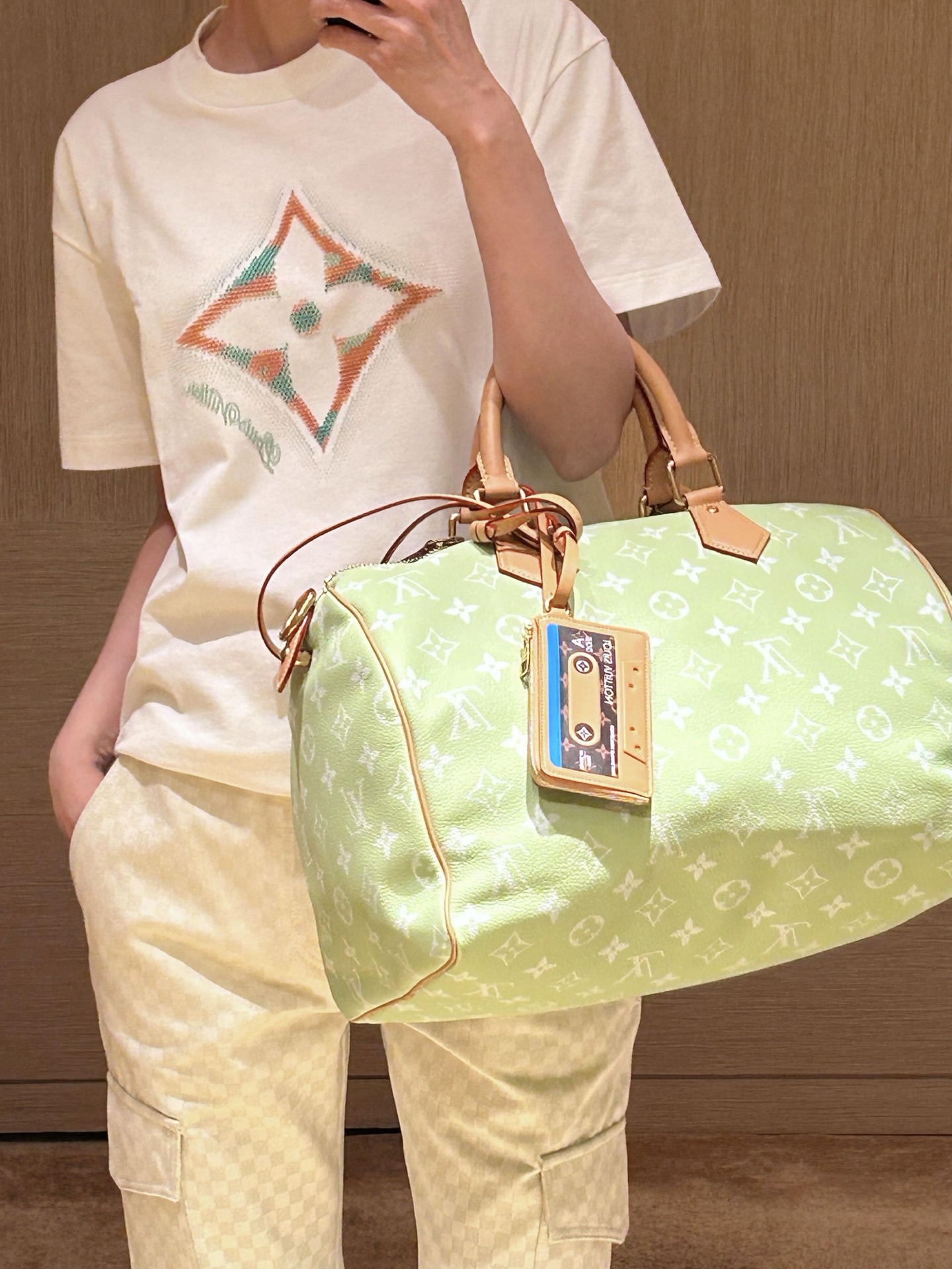 。LOUIS VUITTON 花卉3D标识烫珠短袖
面料：采用32支双面料，面料为精梳新疆棉地织，布匹洗