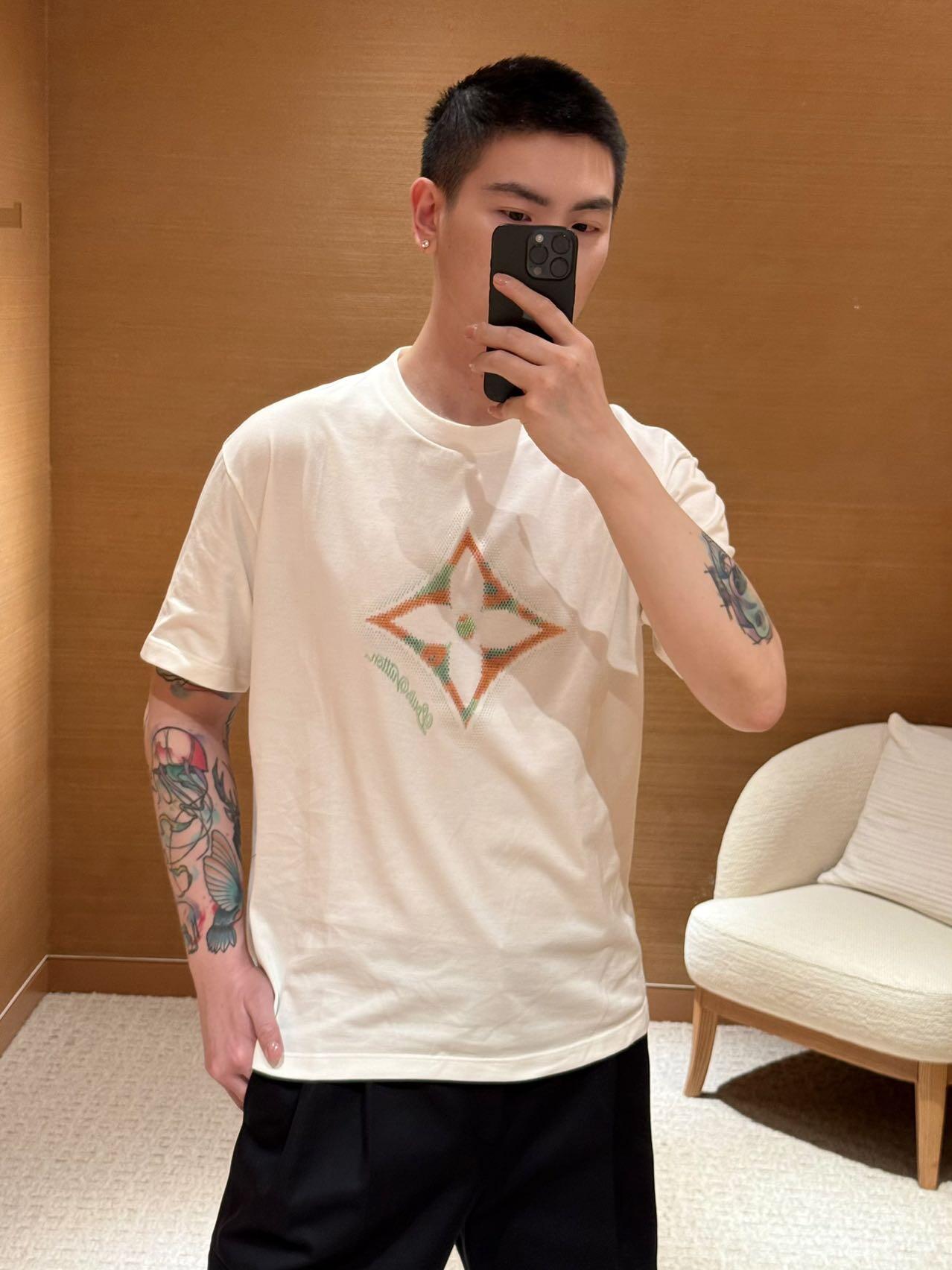 。LOUIS VUITTON 花卉3D标识烫珠短袖
面料：采用32支双面料，面料为精梳新疆棉地织，布匹洗