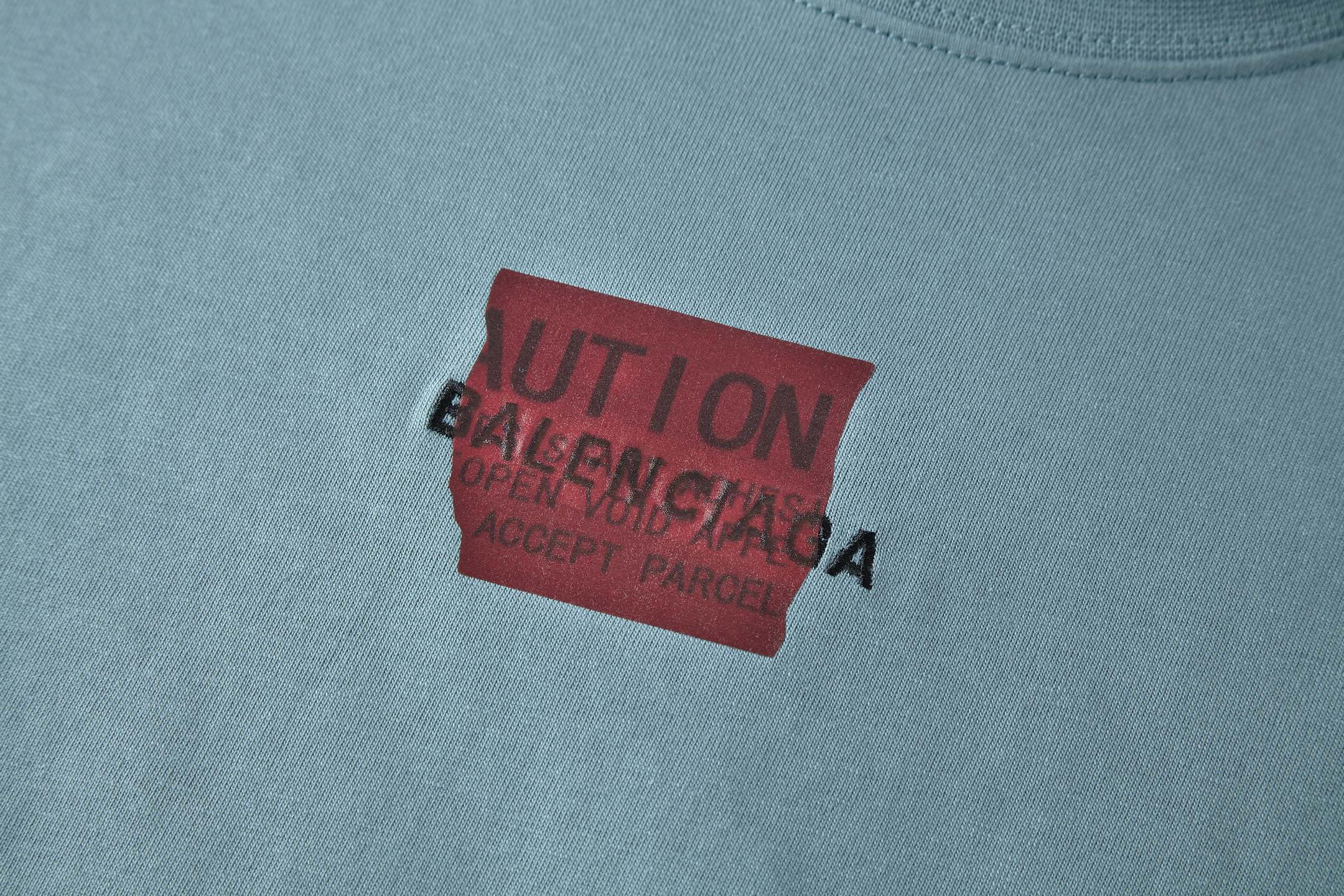 。BLCG 巴黎胶带刺绣印花短袖
面料：采用21支双纱精梳棉，面料定制1：1原版同色。面料成衣洗水后克重