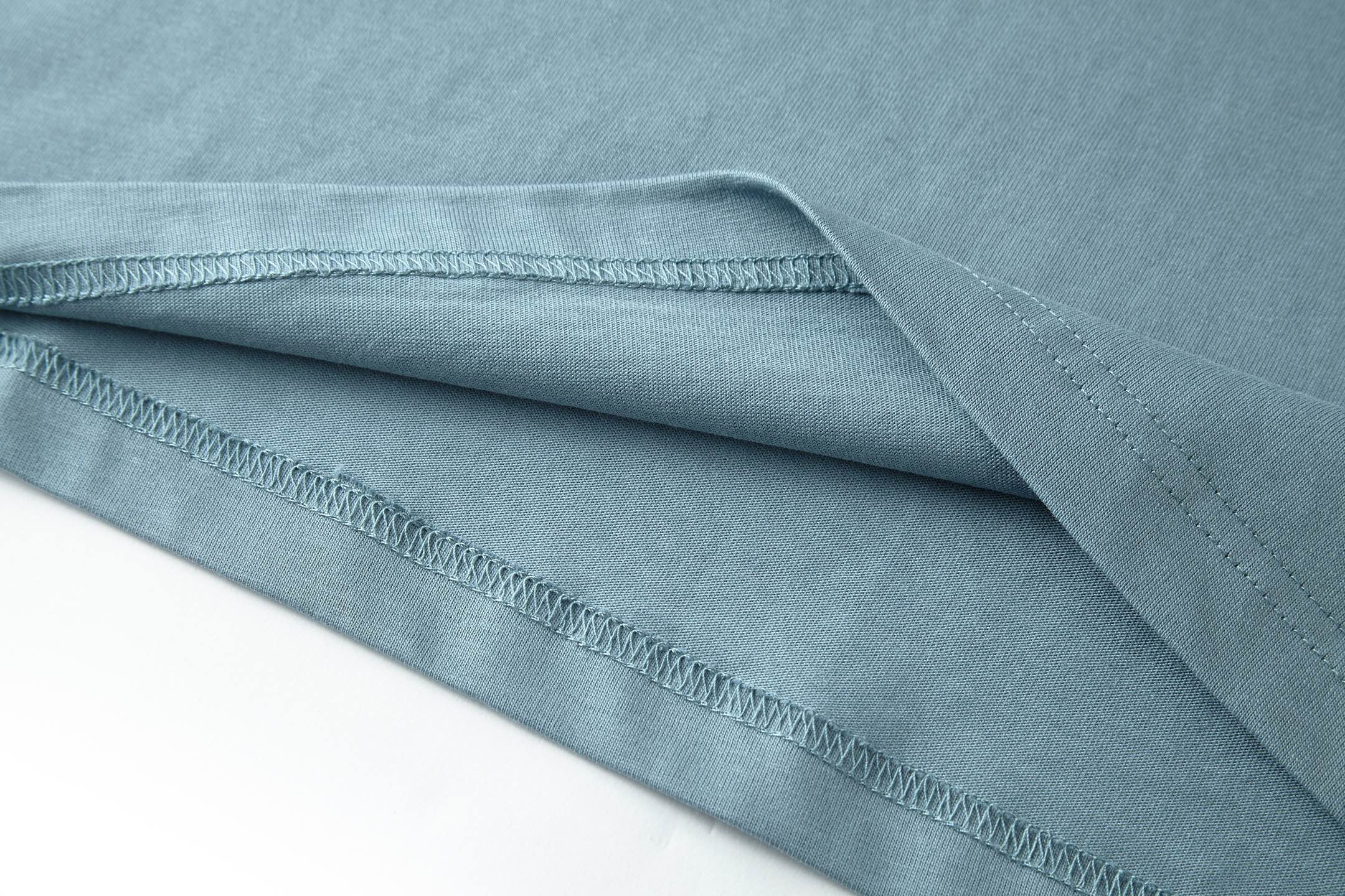 。BLCG 巴黎胶带刺绣印花短袖
面料：采用21支双纱精梳棉，面料定制1：1原版同色。面料成衣洗水后克重