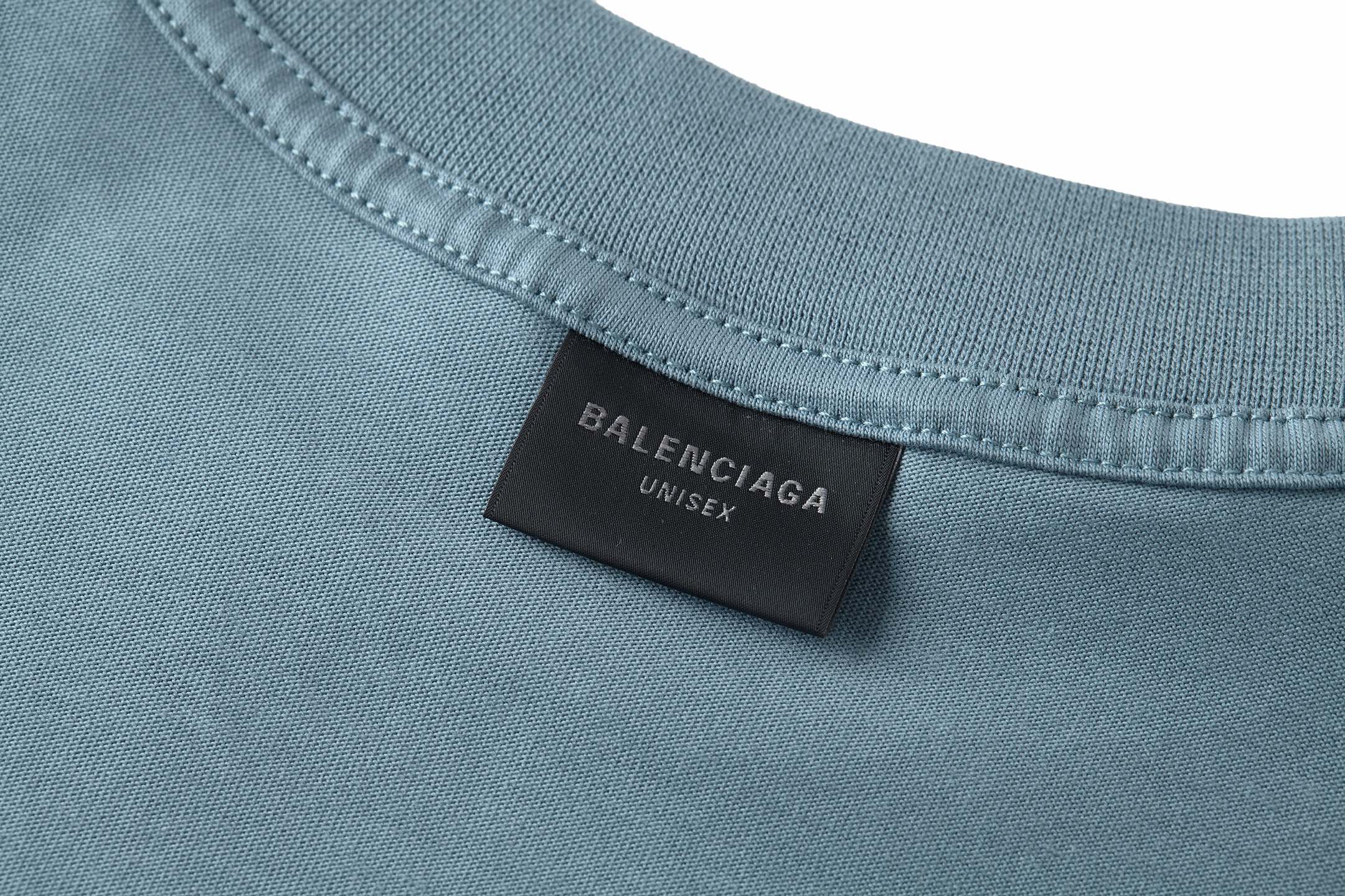 。BLCG 巴黎胶带刺绣印花短袖
面料：采用21支双纱精梳棉，面料定制1：1原版同色。面料成衣洗水后克重