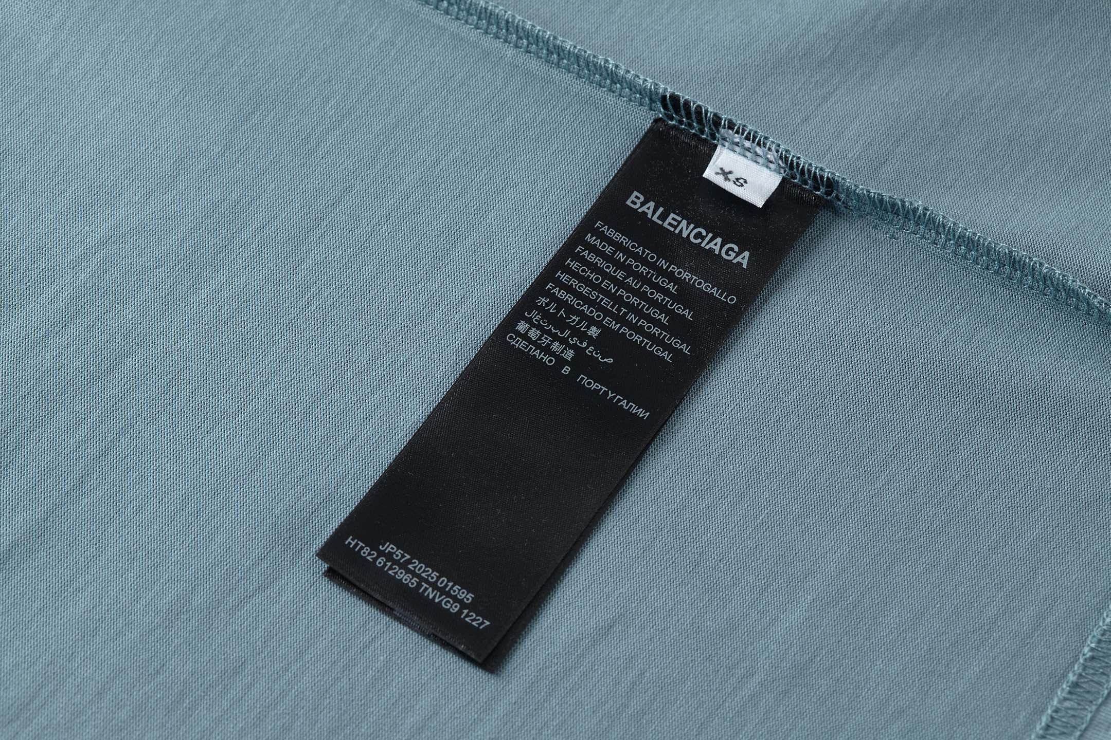 。BLCG 巴黎胶带刺绣印花短袖
面料：采用21支双纱精梳棉，面料定制1：1原版同色。面料成衣洗水后克重