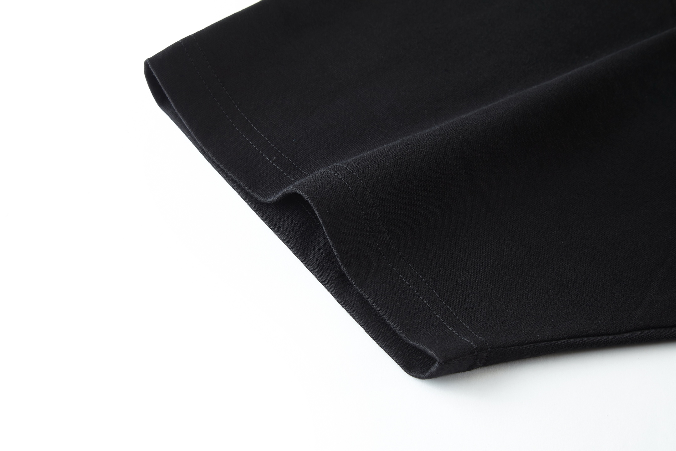 。BLCG 巴黎胶带刺绣印花短袖
面料：采用21支双纱精梳棉，面料定制1：1原版同色。面料成衣洗水后克重