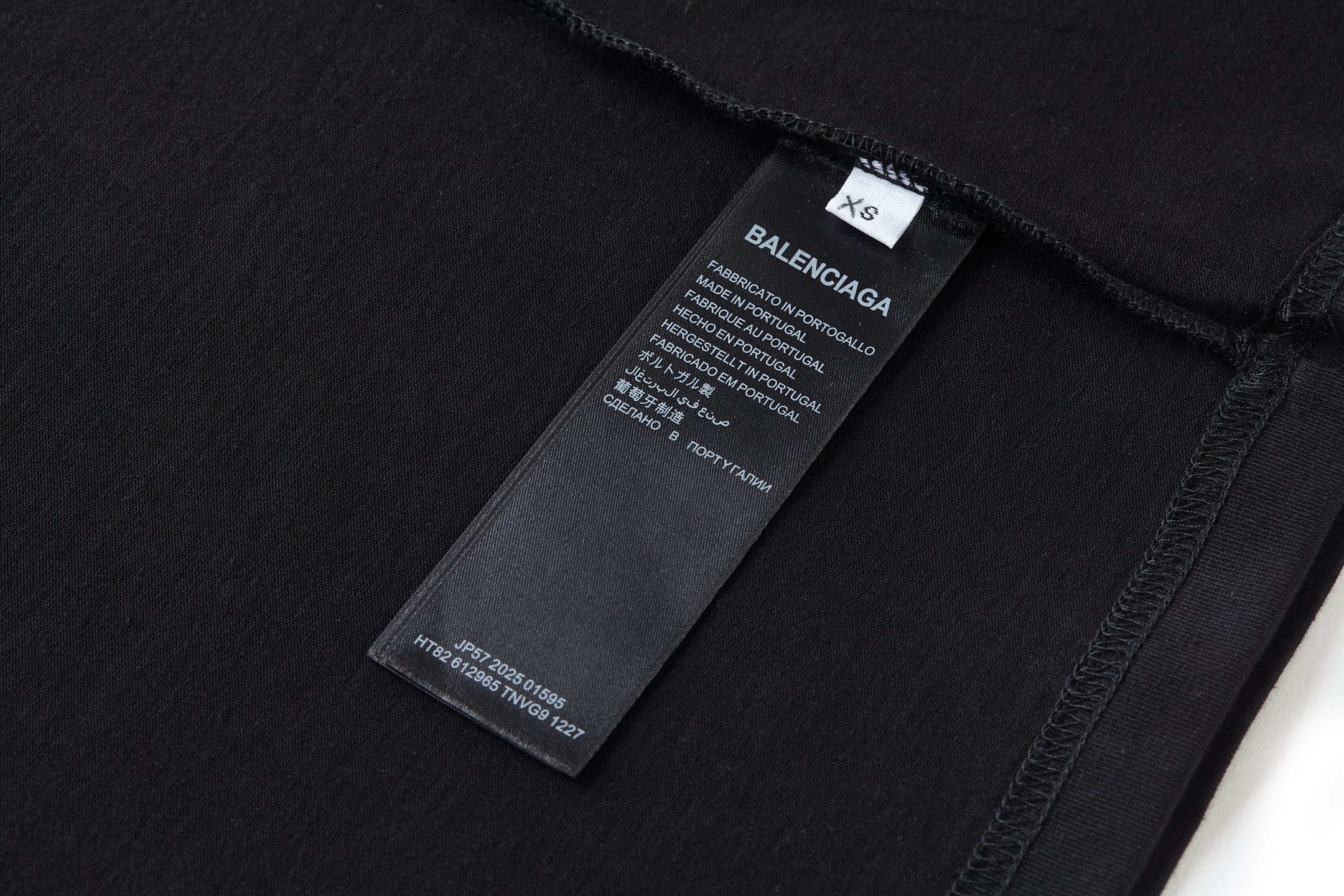 。BLCG 巴黎胶带刺绣印花短袖
面料：采用21支双纱精梳棉，面料定制1：1原版同色。面料成衣洗水后克重