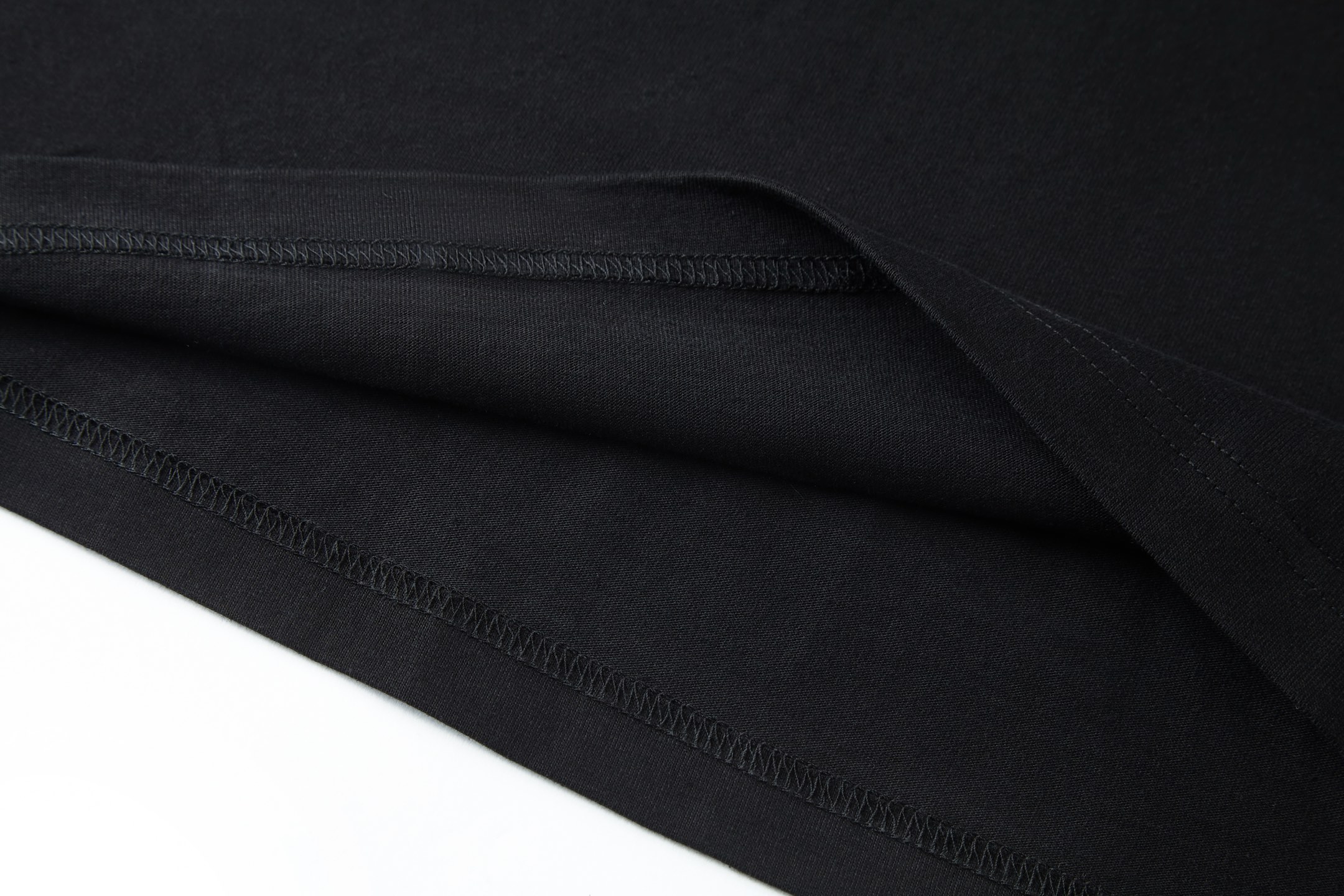 。BLCG 巴黎胶带刺绣印花短袖
面料：采用21支双纱精梳棉，面料定制1：1原版同色。面料成衣洗水后克重