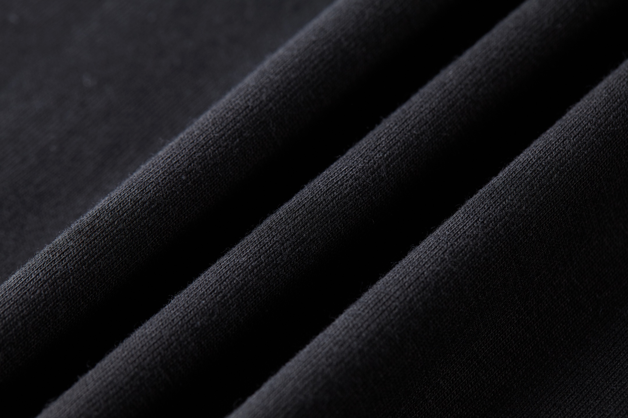 。BLCG 巴黎胶带刺绣印花短袖
面料：采用21支双纱精梳棉，面料定制1：1原版同色。面料成衣洗水后克重