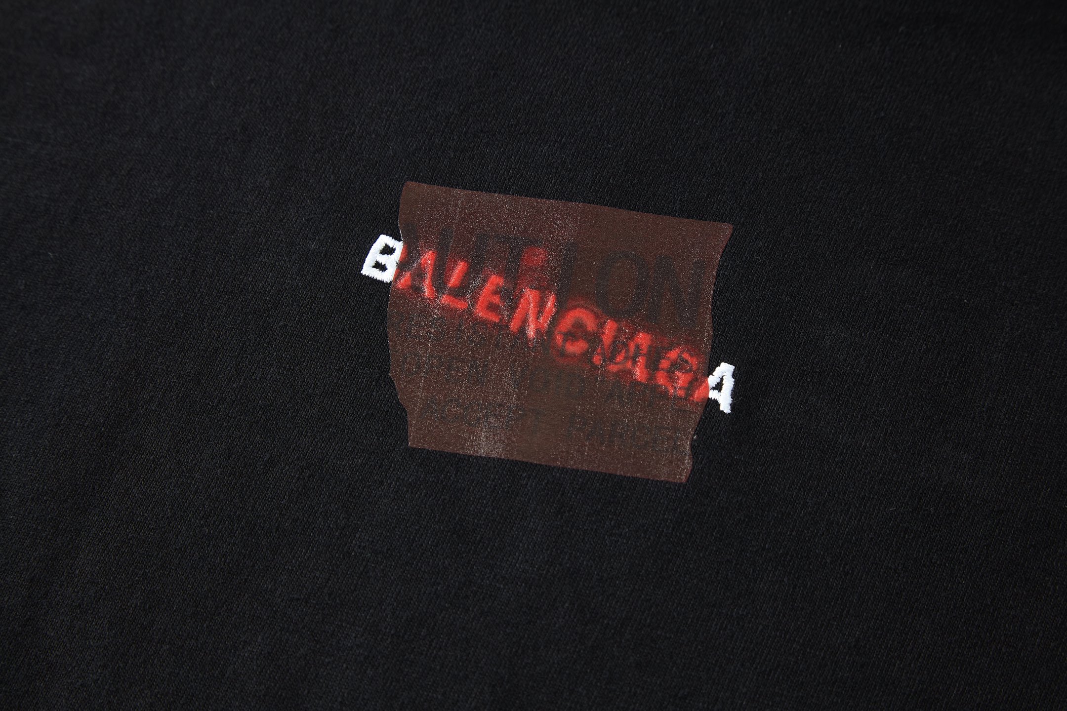 。BLCG 巴黎胶带刺绣印花短袖
面料：采用21支双纱精梳棉，面料定制1：1原版同色。面料成衣洗水后克重