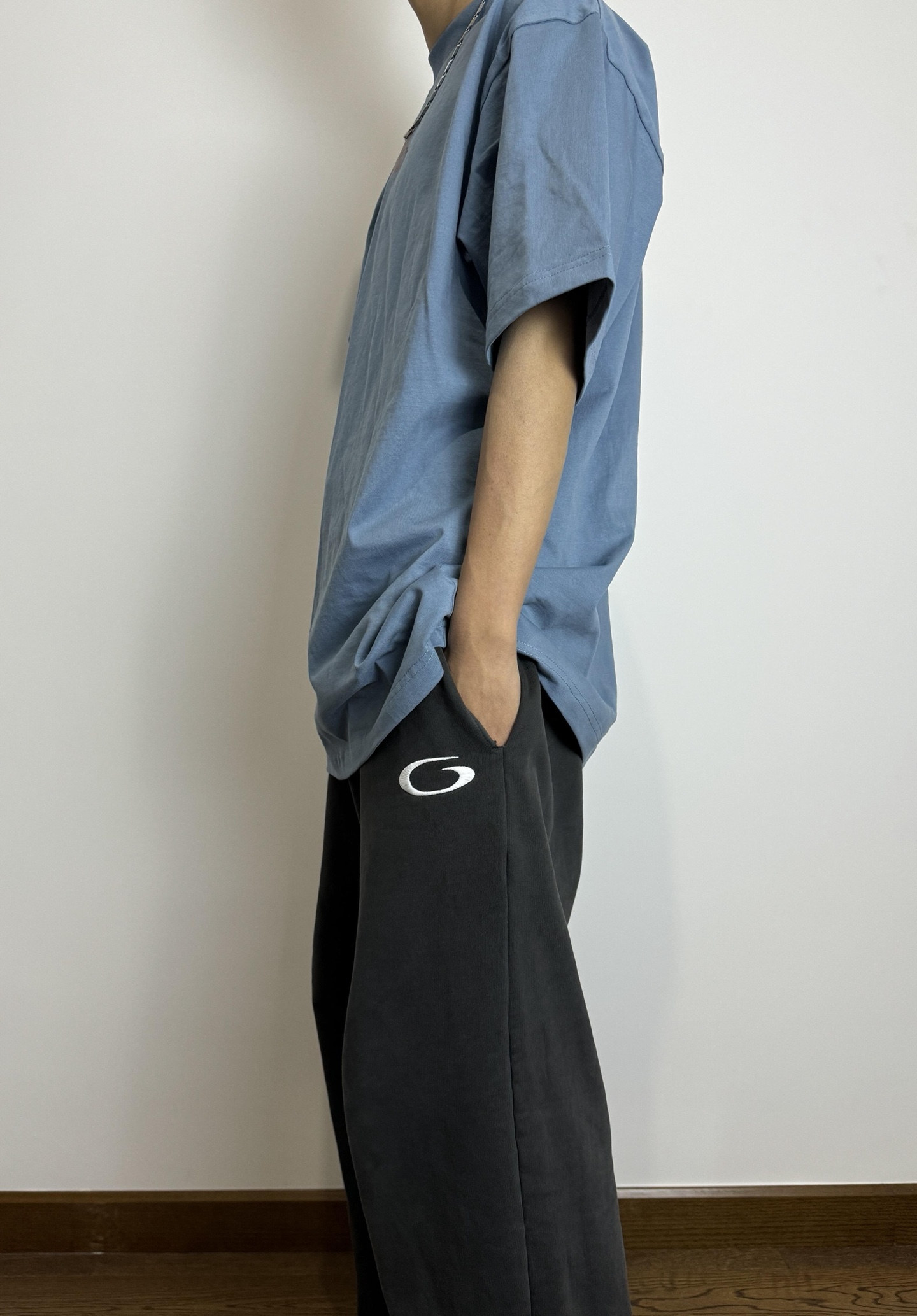 。BLCG 巴黎胶带刺绣印花短袖
面料：采用21支双纱精梳棉，面料定制1：1原版同色。面料成衣洗水后克重