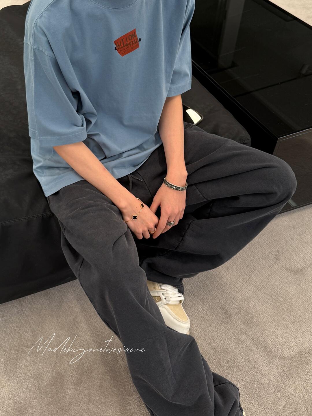 。BLCG 巴黎胶带刺绣印花短袖
面料：采用21支双纱精梳棉，面料定制1：1原版同色。面料成衣洗水后克重