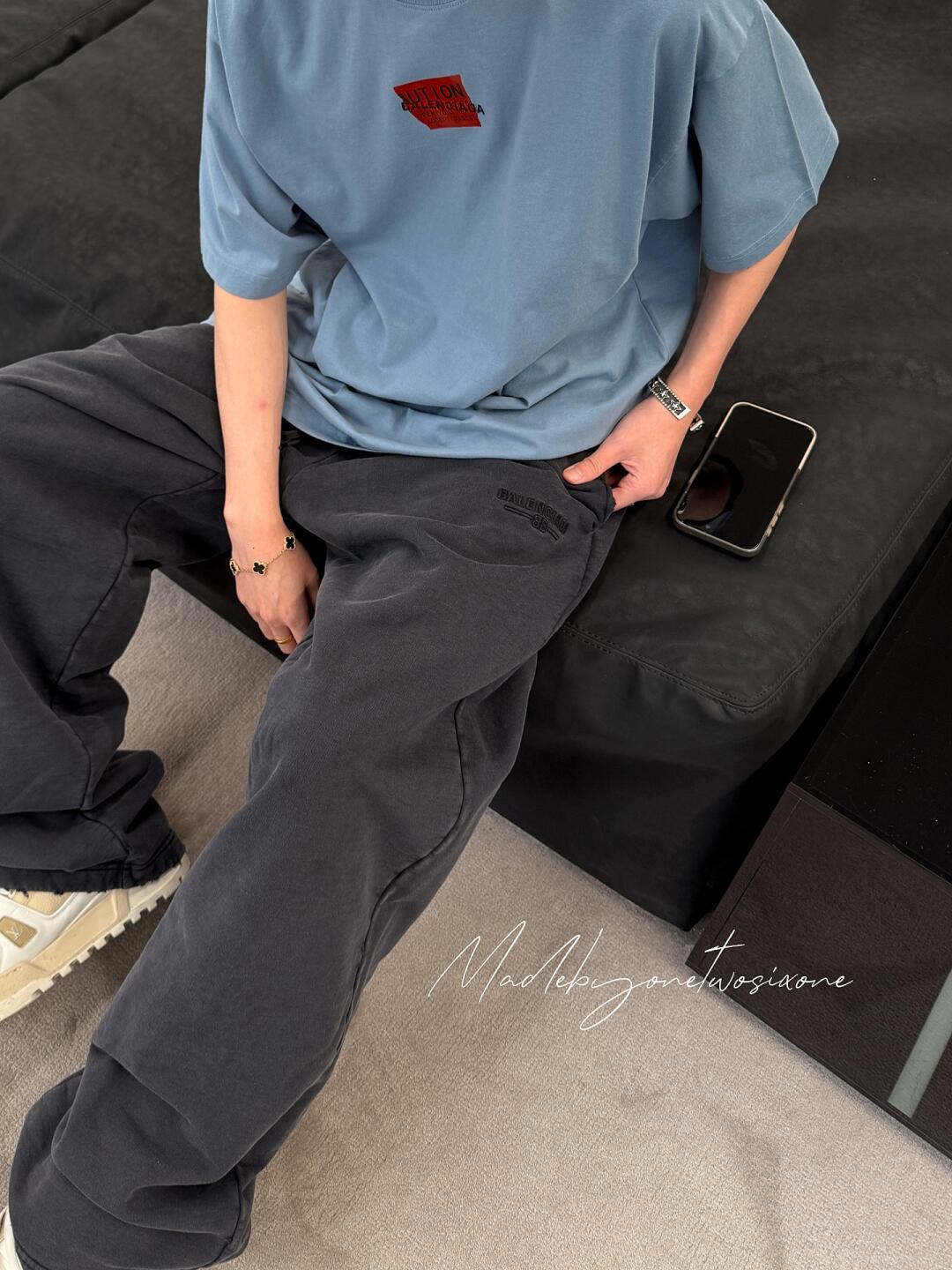 。BLCG 巴黎胶带刺绣印花短袖
面料：采用21支双纱精梳棉，面料定制1：1原版同色。面料成衣洗水后克重