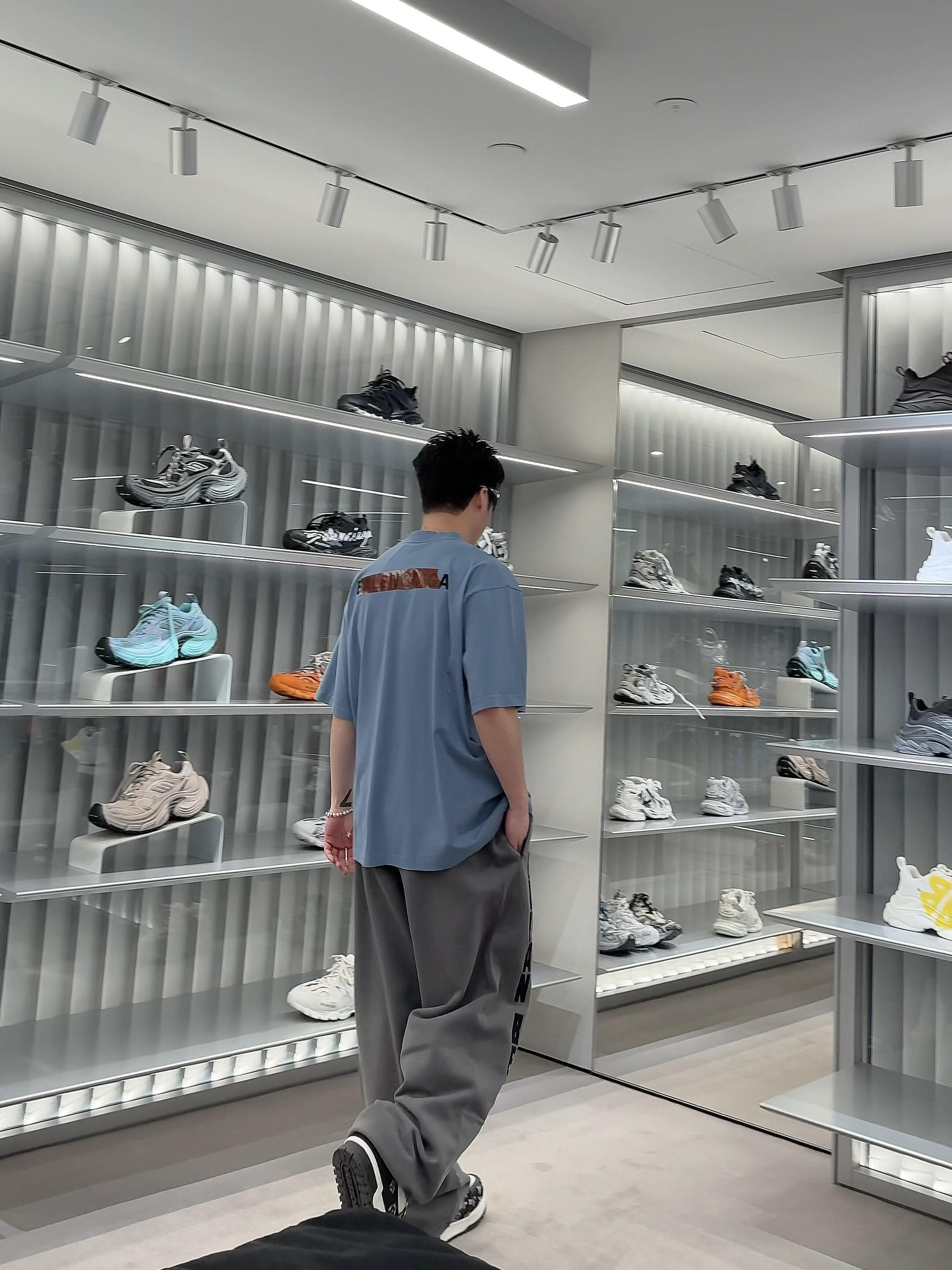 。BLCG 巴黎胶带刺绣印花短袖
面料：采用21支双纱精梳棉，面料定制1：1原版同色。面料成衣洗水后克重