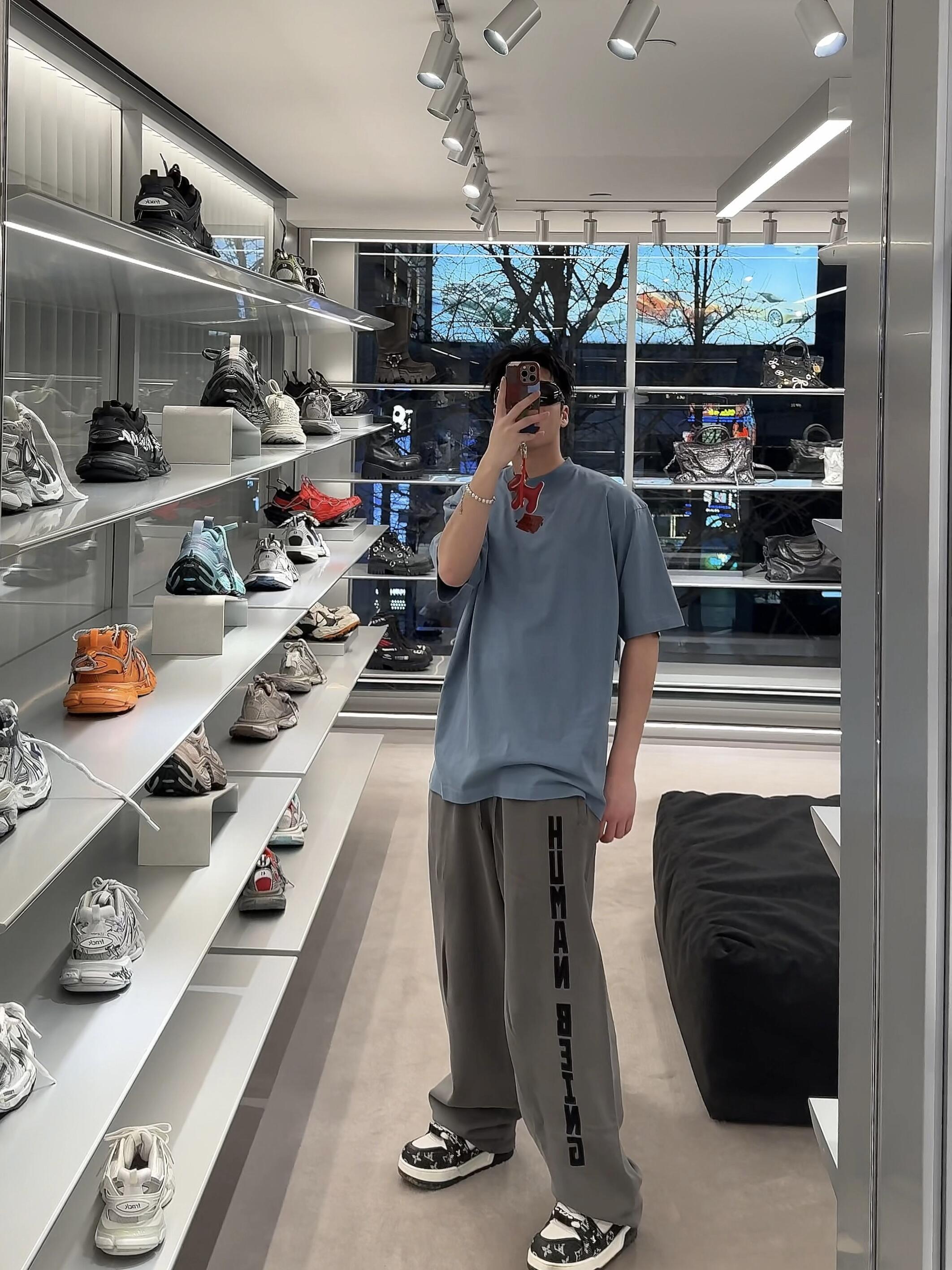 。BLCG 巴黎胶带刺绣印花短袖
面料：采用21支双纱精梳棉，面料定制1：1原版同色。面料成衣洗水后克重