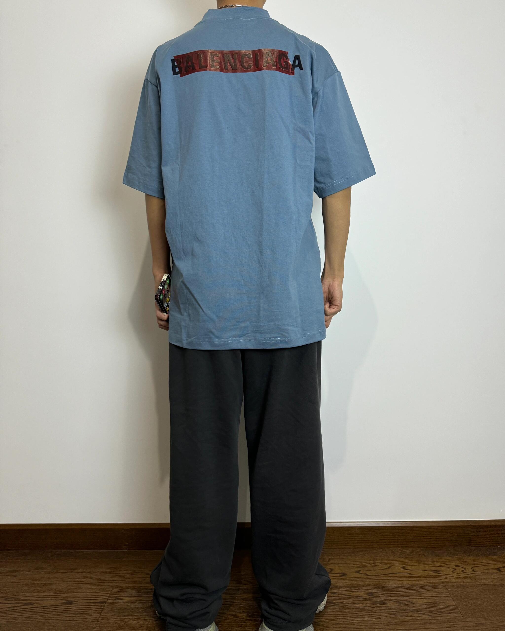 。BLCG 巴黎胶带刺绣印花短袖
面料：采用21支双纱精梳棉，面料定制1：1原版同色。面料成衣洗水后克重