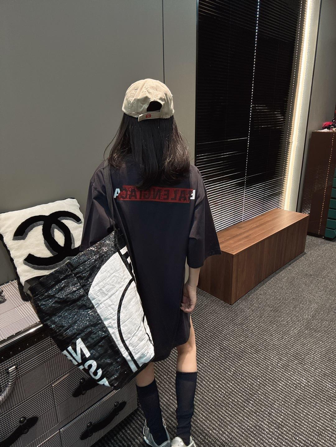 。BLCG 巴黎胶带刺绣印花短袖
面料：采用21支双纱精梳棉，面料定制1：1原版同色。面料成衣洗水后克重