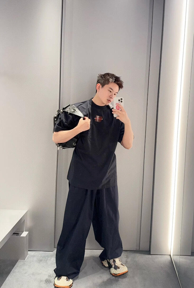 。BLCG 巴黎胶带刺绣印花短袖
面料：采用21支双纱精梳棉，面料定制1：1原版同色。面料成衣洗水后克重