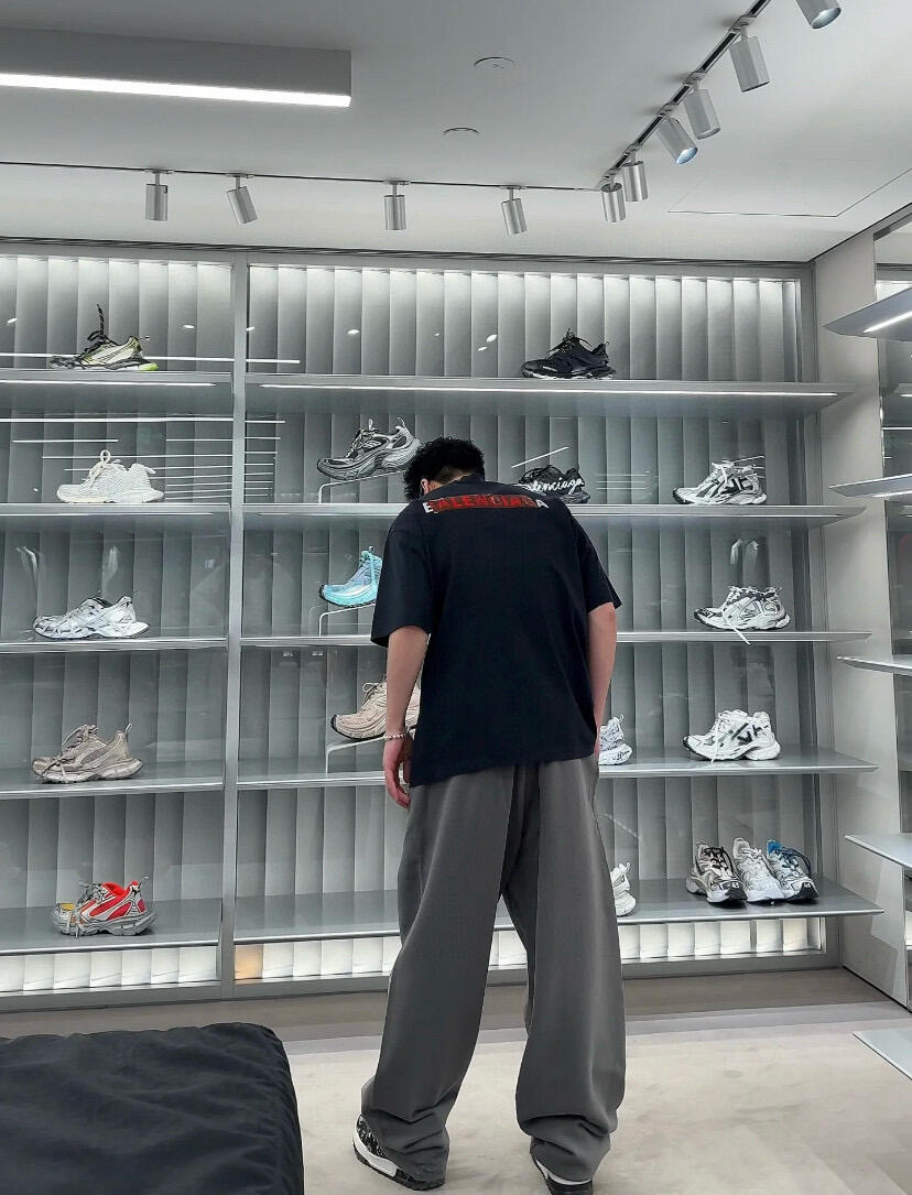 。BLCG 巴黎胶带刺绣印花短袖
面料：采用21支双纱精梳棉，面料定制1：1原版同色。面料成衣洗水后克重