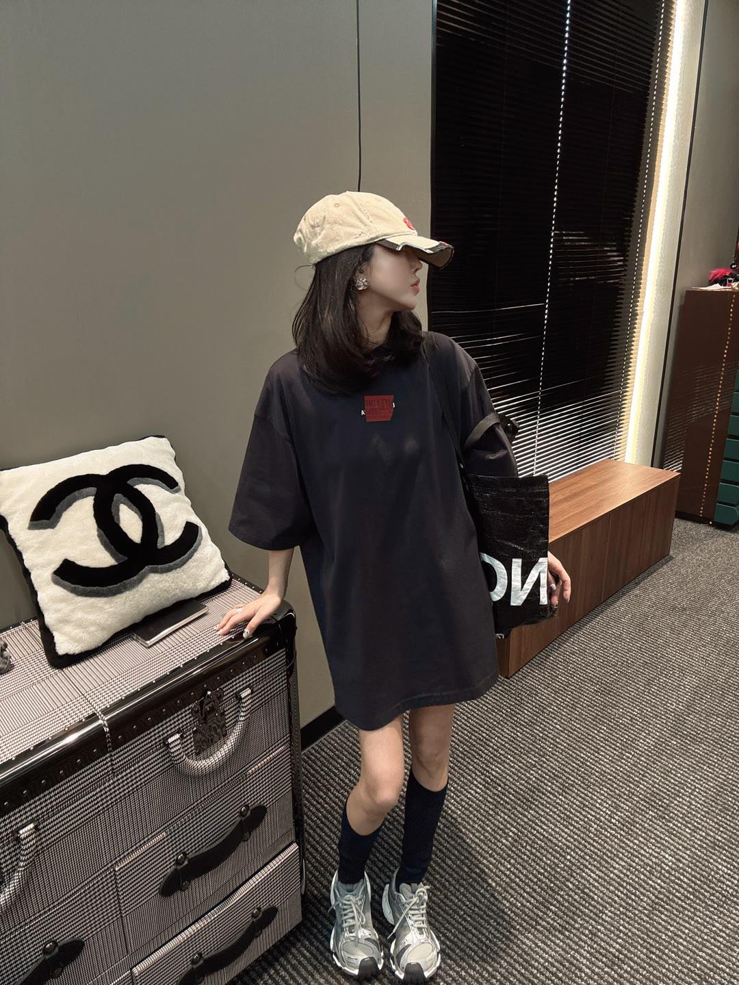 。BLCG 巴黎胶带刺绣印花短袖
面料：采用21支双纱精梳棉，面料定制1：1原版同色。面料成衣洗水后克重