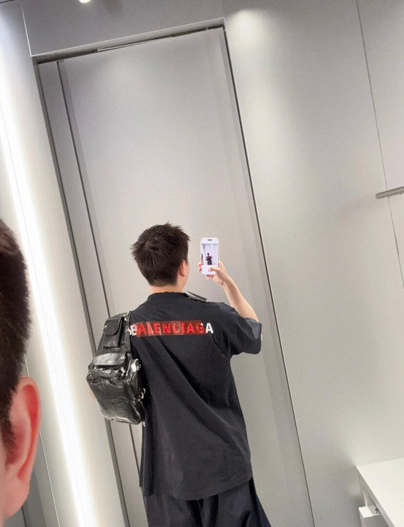 。BLCG 巴黎胶带刺绣印花短袖
面料：采用21支双纱精梳棉，面料定制1：1原版同色。面料成衣洗水后克重