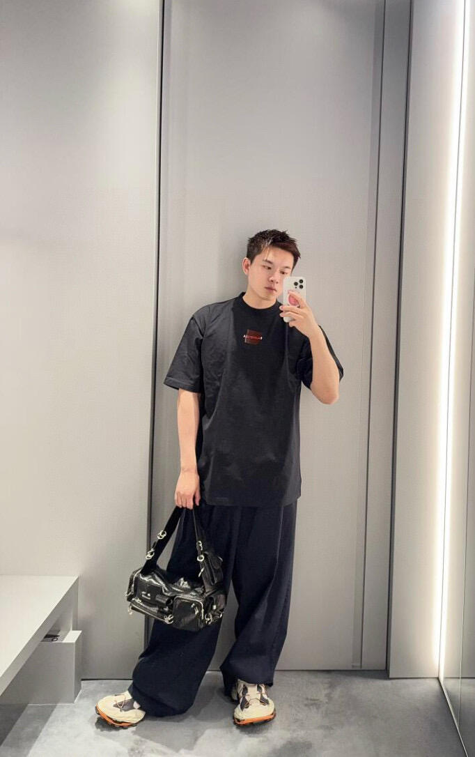 。BLCG 巴黎胶带刺绣印花短袖
面料：采用21支双纱精梳棉，面料定制1：1原版同色。面料成衣洗水后克重