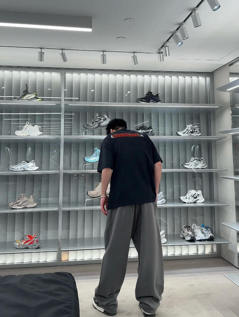 。BLCG 巴黎胶带刺绣印花短袖
面料：采用21支双纱精梳棉，面料定制1：1原版同色。面料成衣洗水后克重