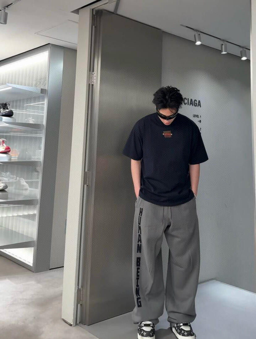 。BLCG 巴黎胶带刺绣印花短袖
面料：采用21支双纱精梳棉，面料定制1：1原版同色。面料成衣洗水后克重