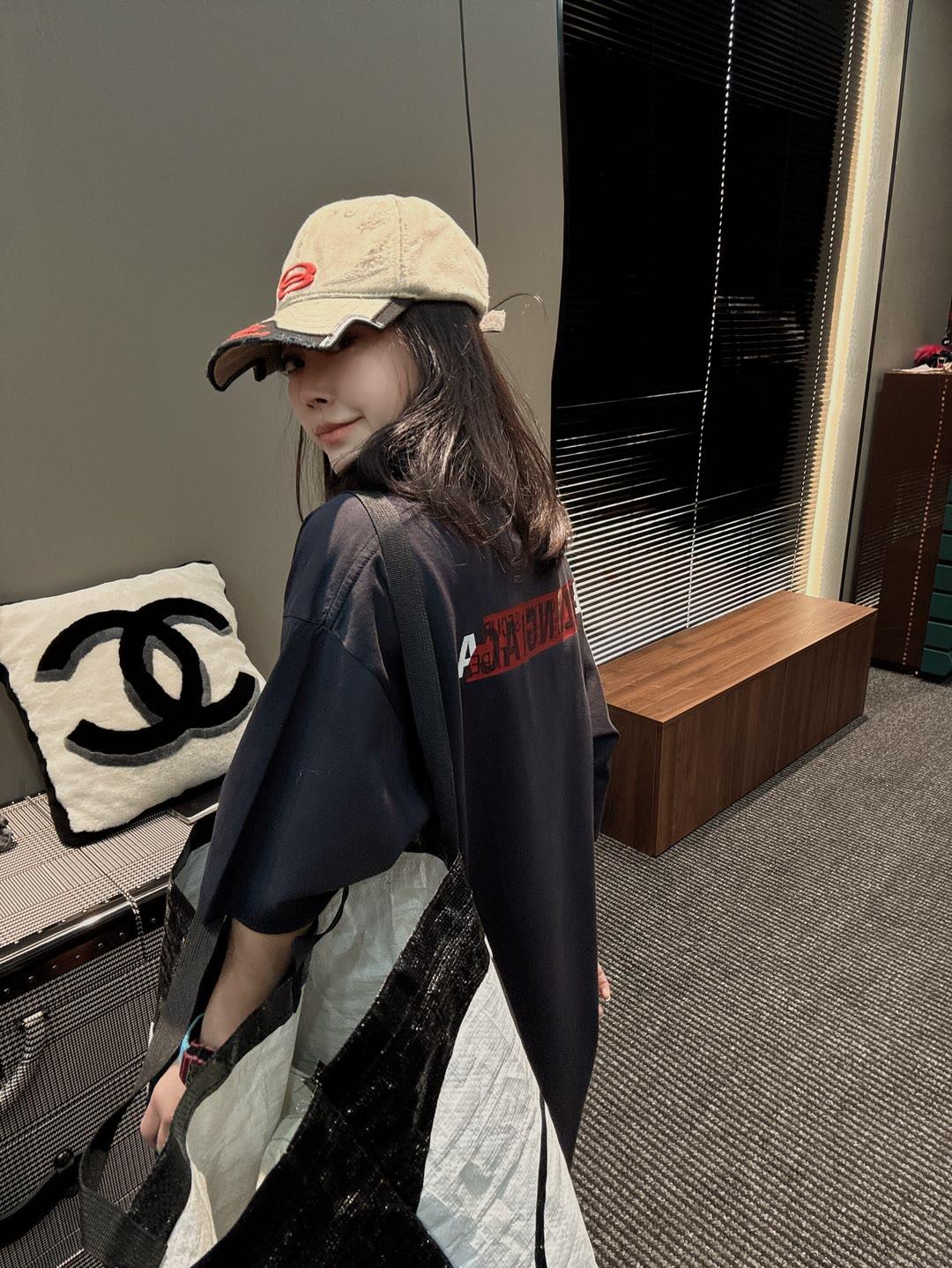 。BLCG 巴黎胶带刺绣印花短袖
面料：采用21支双纱精梳棉，面料定制1：1原版同色。面料成衣洗水后克重