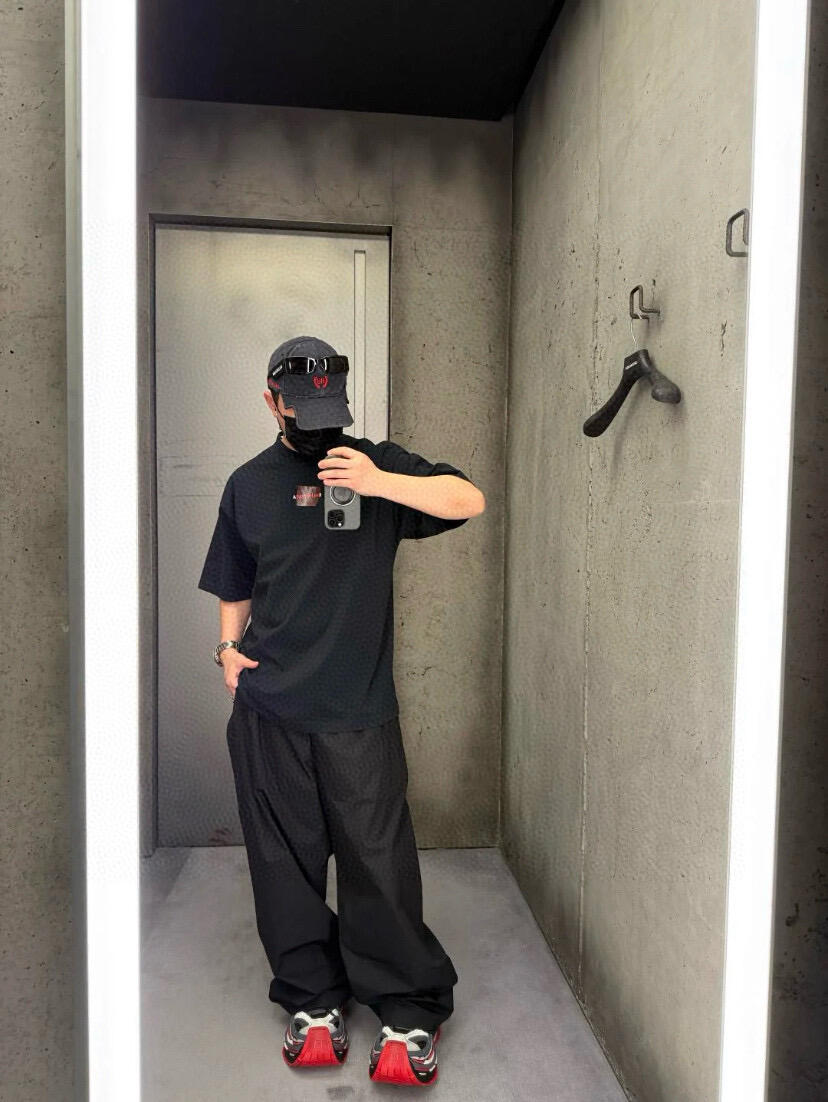 。BLCG 巴黎胶带刺绣印花短袖
面料：采用21支双纱精梳棉，面料定制1：1原版同色。面料成衣洗水后克重