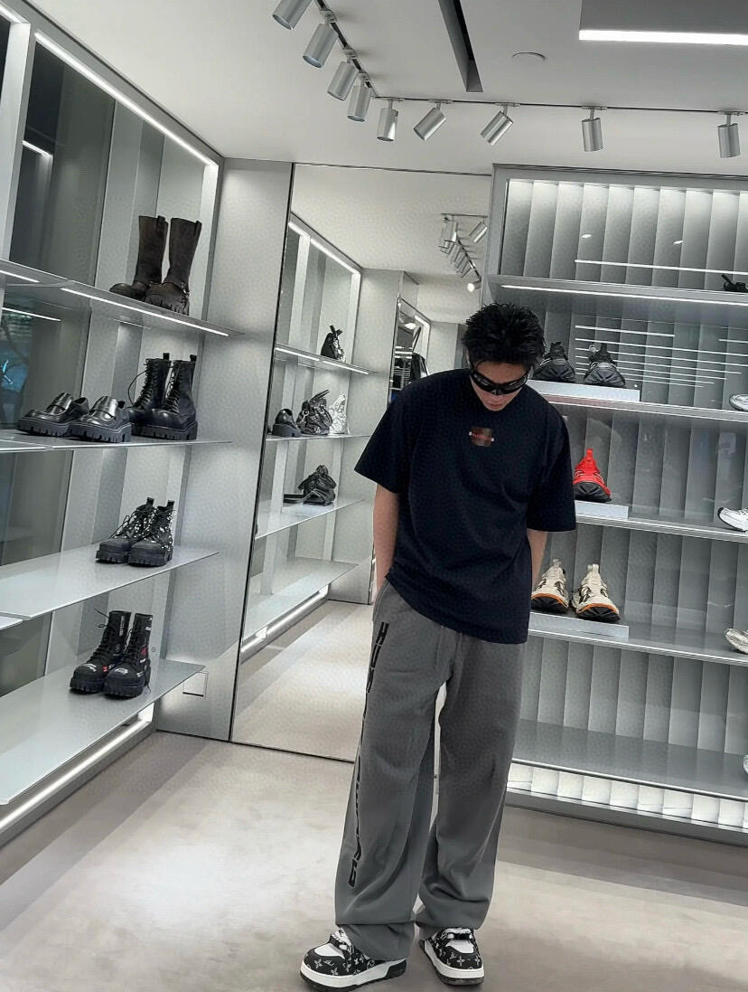 。BLCG 巴黎胶带刺绣印花短袖
面料：采用21支双纱精梳棉，面料定制1：1原版同色。面料成衣洗水后克重