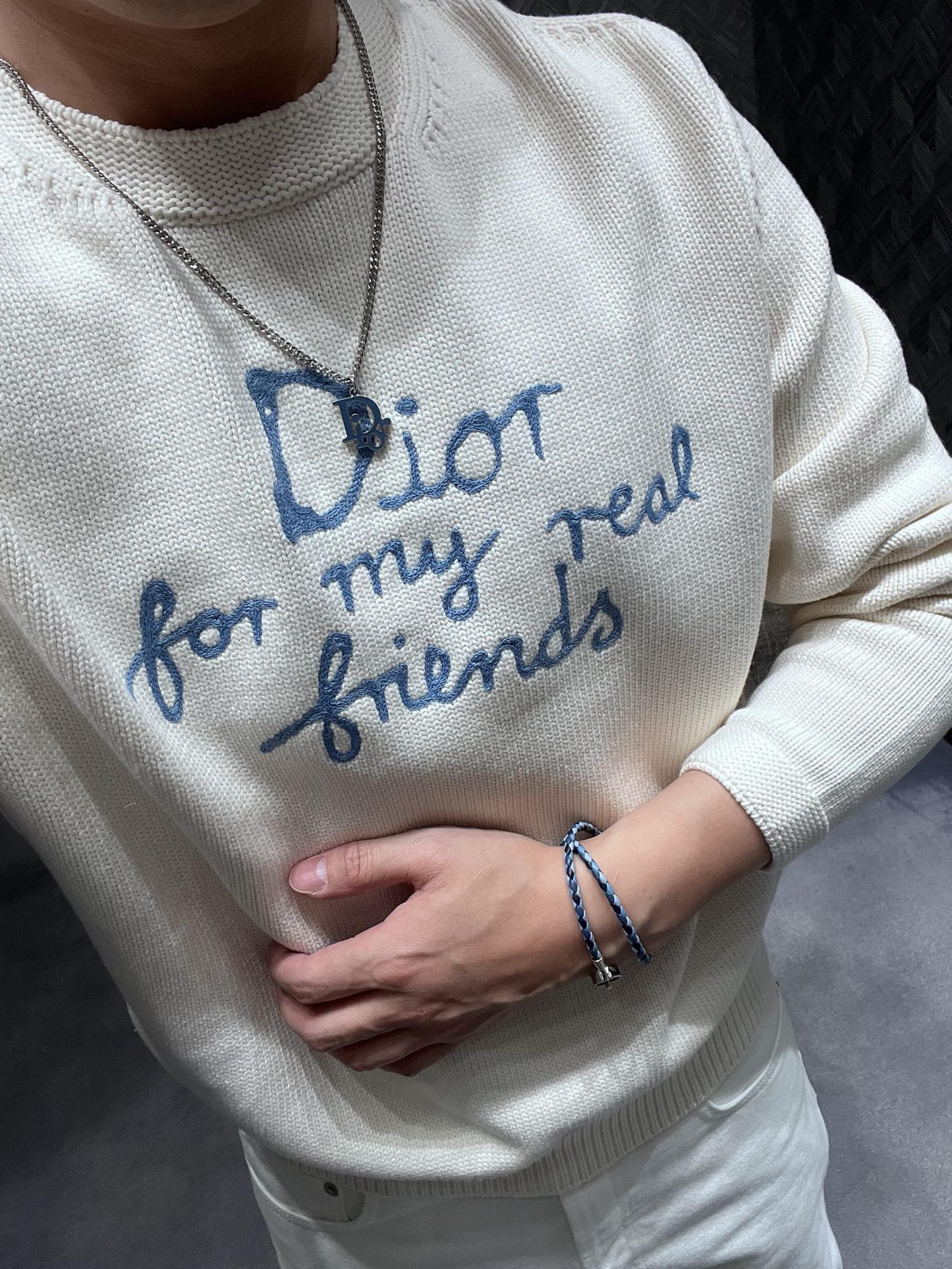 NO:508882,.Dior Friends Embroidery Knitted Pullover The fabric is made of 16 single yarn fabric. The fabric is woven from blended cotton yarn, and the effect is more three-dimensional with 7-needle machine garment. The craft embroidery uses 3D three-dimensional cotton thread embroidery. The embroidery has a high density of embroidery and will not snail hair, and the upper body effect is higher. This sweater displays the Dior For My Real Friends logo from the DIOR AND HYLTON NEL co-branded series. It is carefully crafted with blue cotton-blend jersey knitted fabric, with regular tailoring and ribbed details, and the chest is decorated with embroidery to enhance the style. It can be matched with various casual styles this season. The chest is decorated with DIOR AND HYLTON NEL co-branded series Dior For My Real Friends logo embroidery  Ribbed round neck, bottom edge and cuff Customized auxiliary materials 11 washing water trademark Crafts customized 11 three-dimensional embroidery Fabric dye 11 dark green blue Size S-M-L Color blue-white, Dior, alexander wang19860909.Dior 朋友刺绣针织套头衫 面料采用16支单纱面料,该款面料为混纺棉纱线织出,搭配7针机器成衣效果更为立体. 工艺刺绣采用3D立体棉线刺绣,刺绣工艺密度高针数足不会勾毛,上身效果更高端. 这款针织衫展示来自DIOR AND HYLTON NEL 联名系列的Dior For My Real Friends标志.采用蓝色棉质混纺平纹针织面料精心制作,常规剪裁搭配罗纹细节,胸前饰以刺绣提升格调.可与本季各式休闲造型搭配. 胸前饰以 DIOR AND HYLTON NEL 联名系列 Dior For My Real Friends 标志刺绣 罗纹圆领、底边和袖口 辅料定制11洗水商标 工艺定制11立体刺绣 面料定染11暗绿蓝色 尺码S-M-L 颜色蓝-白,,dior,alexander wang,Men's clothing