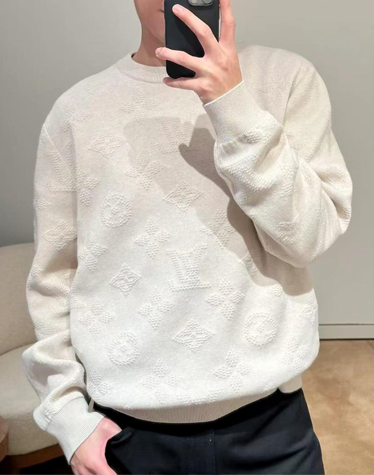 NO:508885,.LOUIS VUITTON dark pattern jacquard knitted pullover fabric is made of pure cotton yarn, the original apricot grey is dyed in original apricot grey, 11 is restored, 10-needle machine is woven with high density, and the laundry is washed and dried for a long time without deformation. The craft jacquard is replicated according to the original 11 position, and each point is the same as the original. The imported woven LOGO is more obvious, and the U-shaped design is very testing the master's technology. This pullover continues the soft tone of the 2025 spring and summer show, blends the Safari Monogram pattern into cotton knit, presenting a unique embossing effect. The light design makes it a good choice for spring, which can inject a delicate atmosphere into daily shapes. Customized auxiliary materials 11 washing trademark craftsmanship 11 dark pattern jacquard fabric fixed dye 11 apricot grey fabric S-M-L Color apricot grey, louis  vuitton,alexander wang19860909.LOUIS VUITTON 暗纹提花针织套条衫 面料采用纯棉纱线定染原版杏灰色,11还原原版色,10针机器高密度织出,成衣洗水烘干久穿不变形. 工艺提花按原版11定位复刻,每一个点位大小都与原版一致.进口机织出LOGO更为明显,U形设计非常考验画图师傅技术. 本款套头衫延续2025春夏秀场的柔和色调,为棉质针织融入Safari Monogram 图案,呈现别致压纹效果.轻盈设计成就春日佳选,可为日常造型注入考究气息. 辅料定制11洗水商标 工艺定制11暗纹提花 面料定染11杏灰面料 尺码S-M-L 颜色杏灰,,louis vuitton,alexander wang,Men's clothing