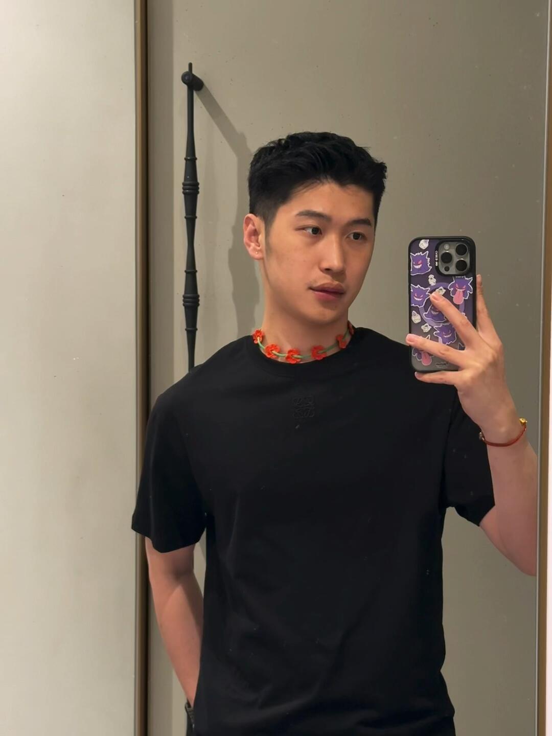 。LOEWE 罗意威联名标系列刺绣短袖
面料：采用50支平纹双股，面料经过布匹洗水后已固定衣服版型，纯棉