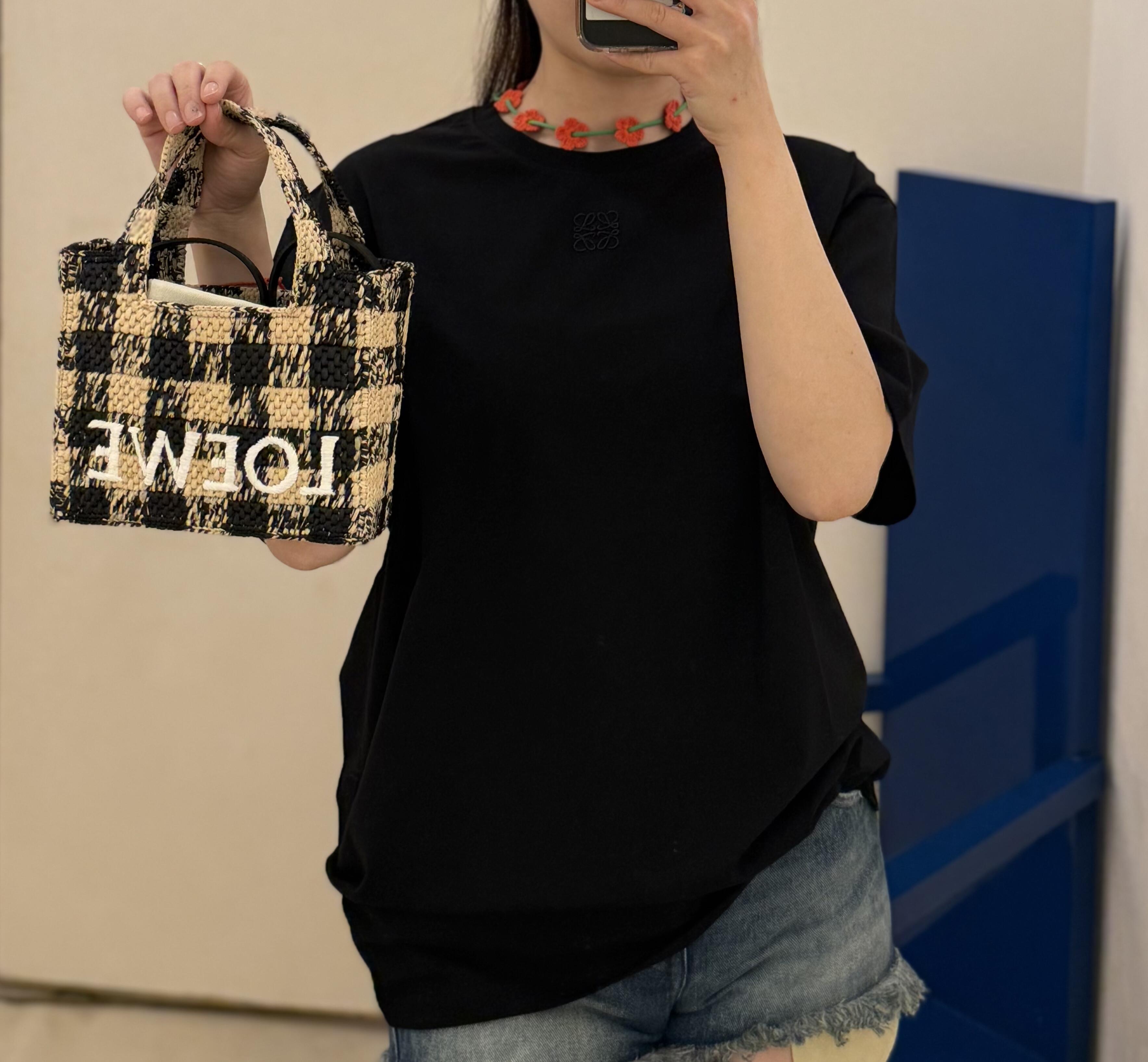 。LOEWE 罗意威联名标系列刺绣短袖
面料：采用50支平纹双股，面料经过布匹洗水后已固定衣服版型，纯棉