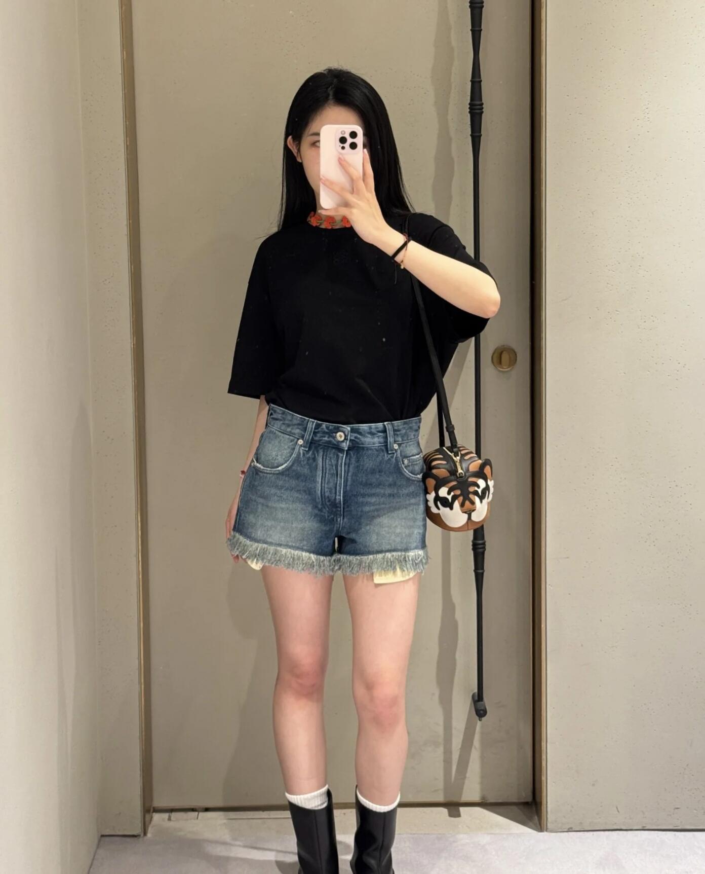 。LOEWE 罗意威联名标系列刺绣短袖
面料：采用50支平纹双股，面料经过布匹洗水后已固定衣服版型，纯棉