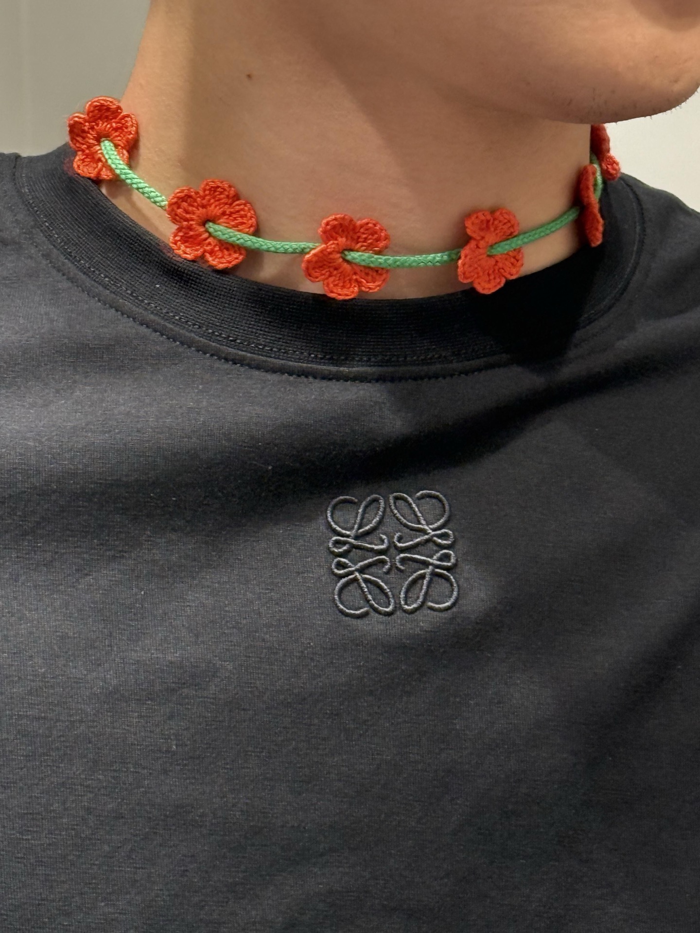 。LOEWE 罗意威联名标系列刺绣短袖
面料：采用50支平纹双股，面料经过布匹洗水后已固定衣服版型，纯棉