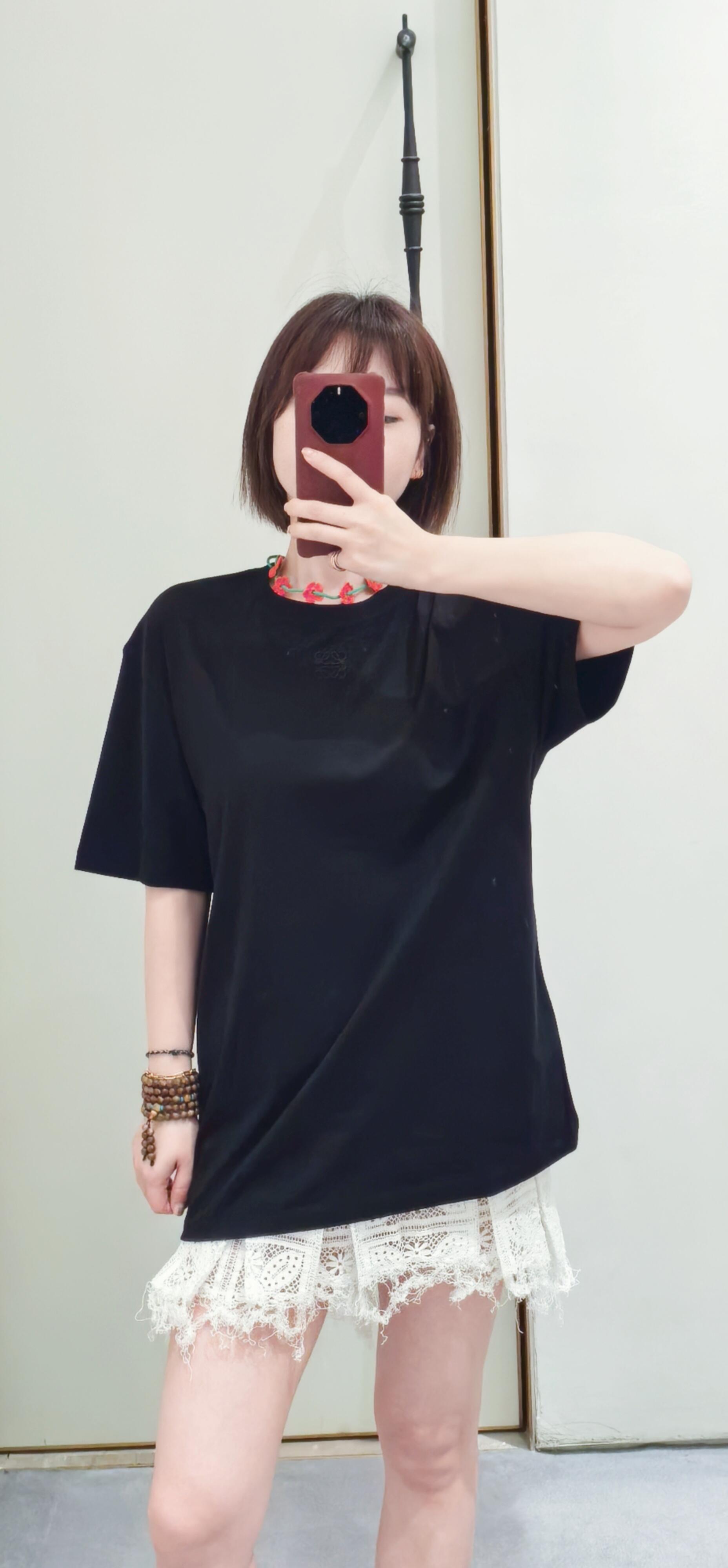 。LOEWE 罗意威联名标系列刺绣短袖
面料：采用50支平纹双股，面料经过布匹洗水后已固定衣服版型，纯棉