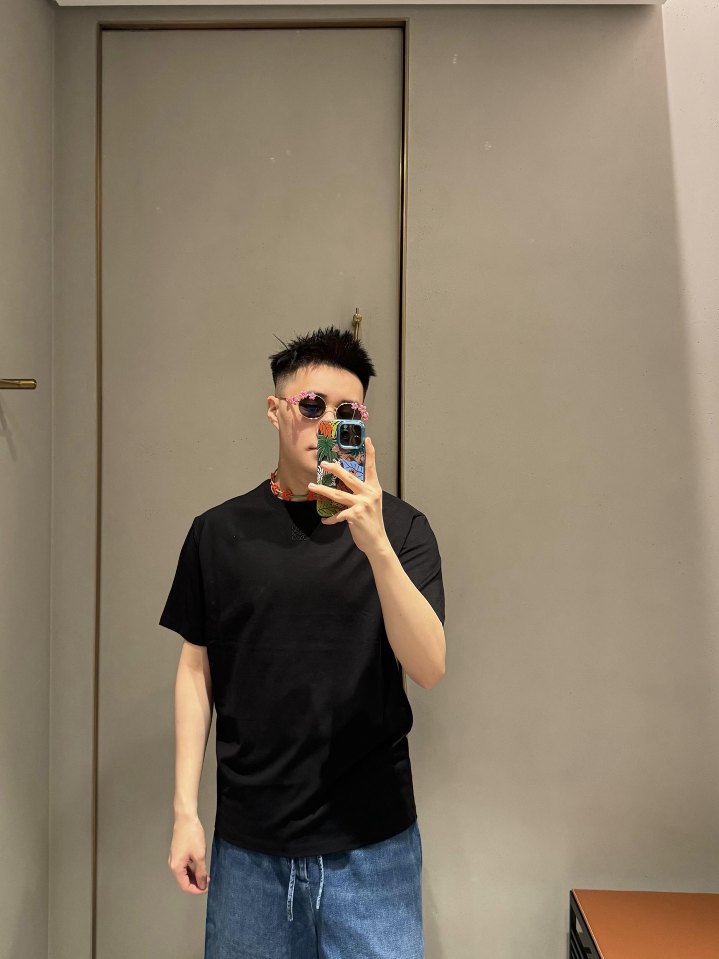 。LOEWE 罗意威联名标系列刺绣短袖
面料：采用50支平纹双股，面料经过布匹洗水后已固定衣服版型，纯棉