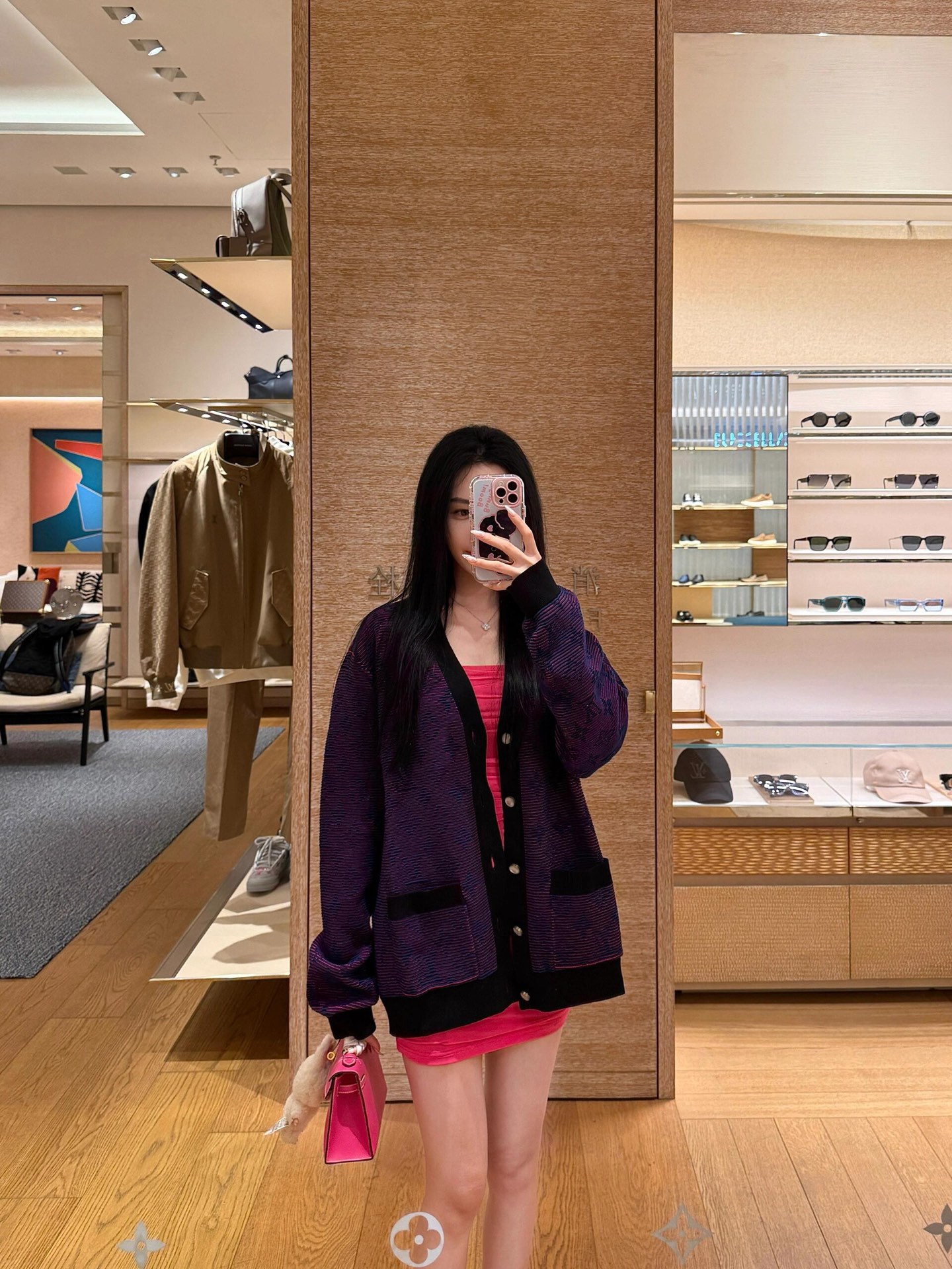 NO:508878,.LOUIS VUITTON Jacquard Gradient Button Cardigan The fabric is made of 40 pure cotton wool yarn. The fabric is all fixed-dyeing, the wool material is set to 26 days, and the production time is 38 days. A very heavy-duty single-piece dress takes 380 minutes and a sewing time takes 20 minutes. Drawing also tests the master's skills. Accessories for accessories are made of natural mother-of-pearl buttons, and the original version is developed in 11 sizes. Each one has the brand logo. This cotton knitted cardigan is soaked in elegant tones, blending gradient stripes into the full Monogram jacquard pattern, demonstrating Louis Vuitton's superb craftsmanship with eye-catching grating effect. Deep trim stretches the Academy style, pearlescent buttons add a Dandy atmosphere. Customized auxiliary materials 11 washing trademark Auxiliary materials 11 mother-of-pearl buttons Fabrics are fixed-dye 11 same-color wool  Size S-M-L Color gradient purple, louis vuitton,louis vuitton,alexander wang19860909.LOUIS VUITTON 提花渐变纽扣开衫 面料采用40支纯棉毛纱. 该款面料全部定染,毛料定染时间长达26天,做货时长38天.非常重工的一款单件衣服织成时间就需380分钟,缝盘时间需20分钟.画图也非常考验师傅的技术. 辅料门禁纽扣采用天然珍珠母扣,原版开发11大小尺寸.每一颗都带有品牌标志LOGO. 本款棉质针织开衫浸染雅致色调,为全幅Monogram 提花图案融入渐变条纹,以瞩目光栅效果彰显路易威登精湛匠艺.深邃饰边舒展学院风范,珠光纽扣再添丹迪气息. 辅料定制11洗水商标 辅料定制11珍珠母扣 面料定染11同色毛料 尺码S-M-L 颜色渐变紫,,louis vuitton,louis vuitton,alexander wang,Men's clothing